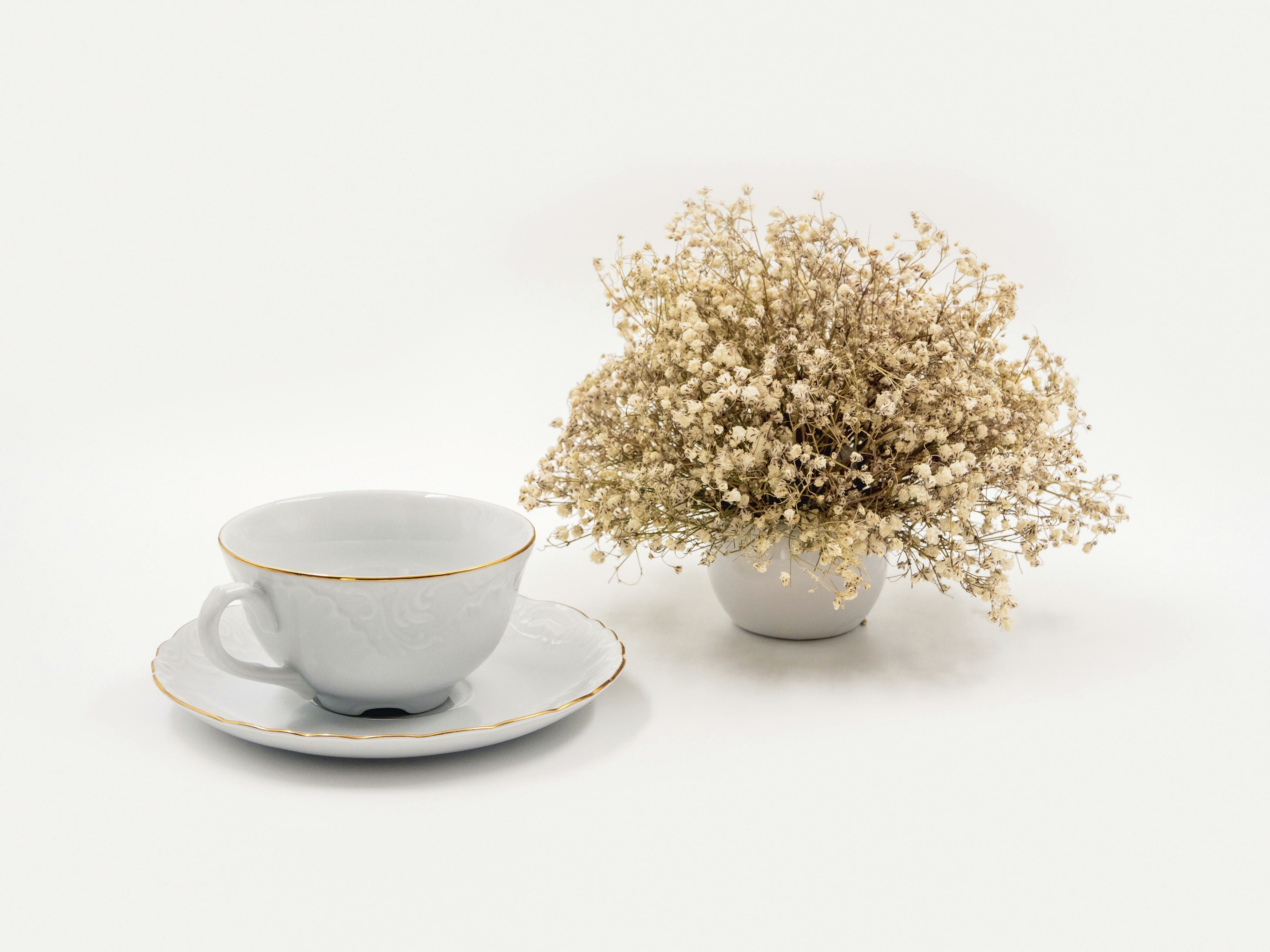 Viele Tassen haben kleine Kerben oder Rillen unten. Die meisten halten sie für reines Design.