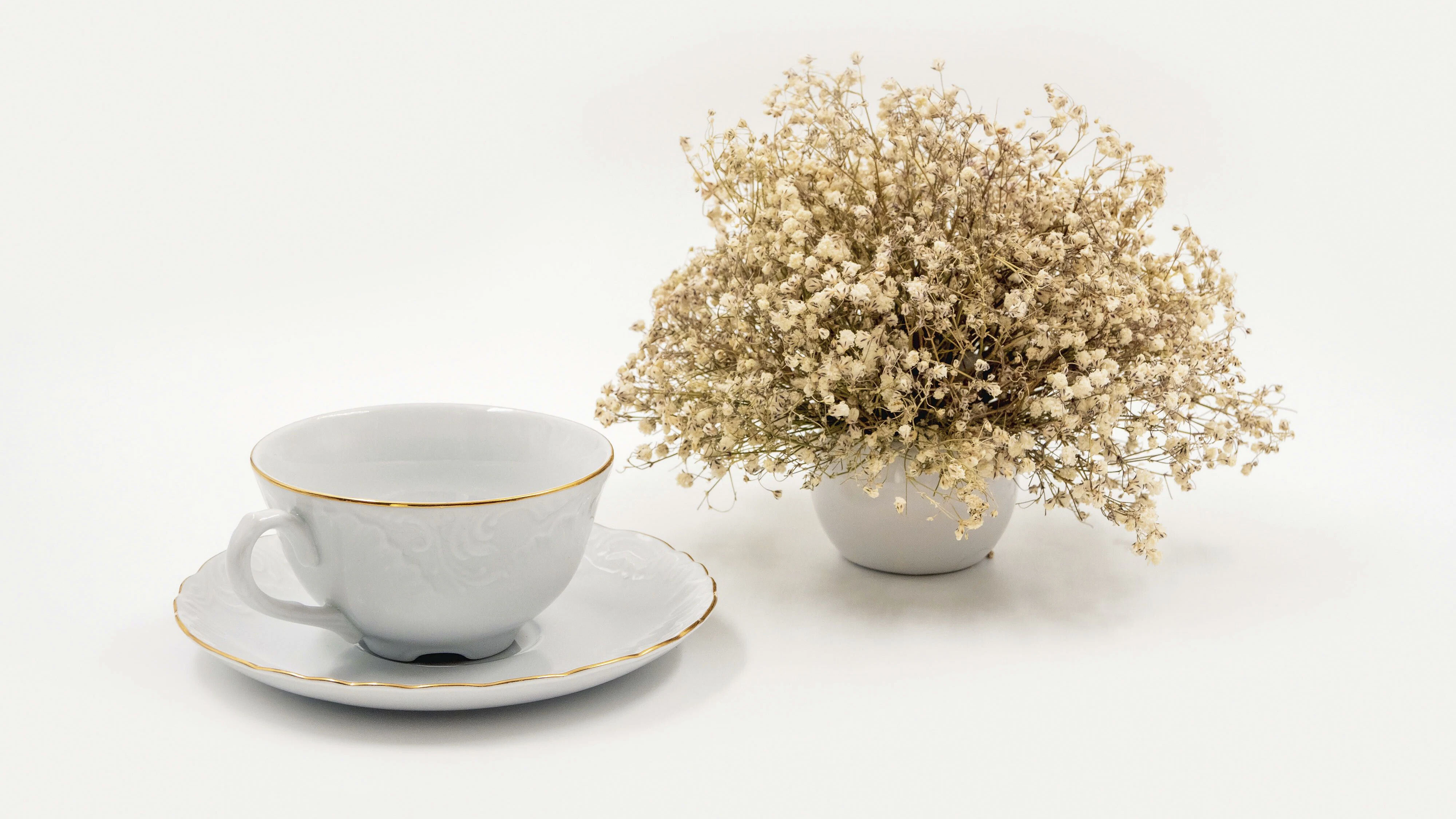 Viele Tassen haben kleine Kerben oder Rillen unten. Die meisten halten sie für reines Design.