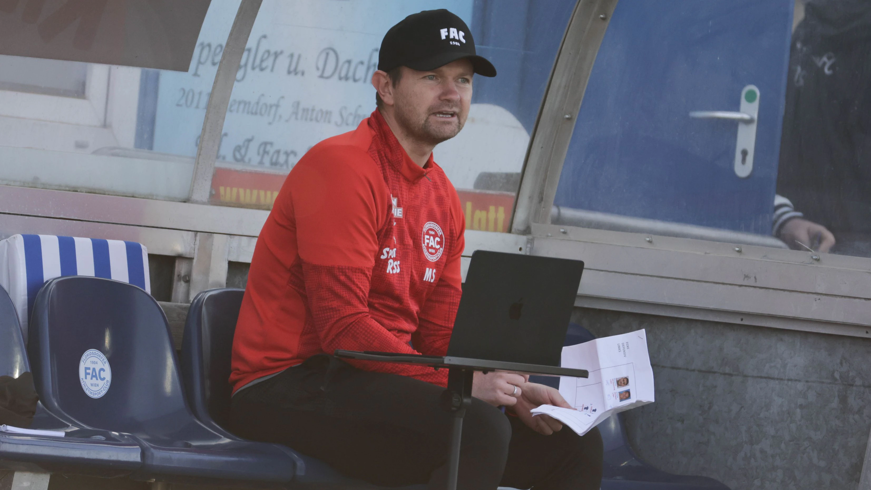 Mario Sonnleitner auf der FAC-Trainerbank