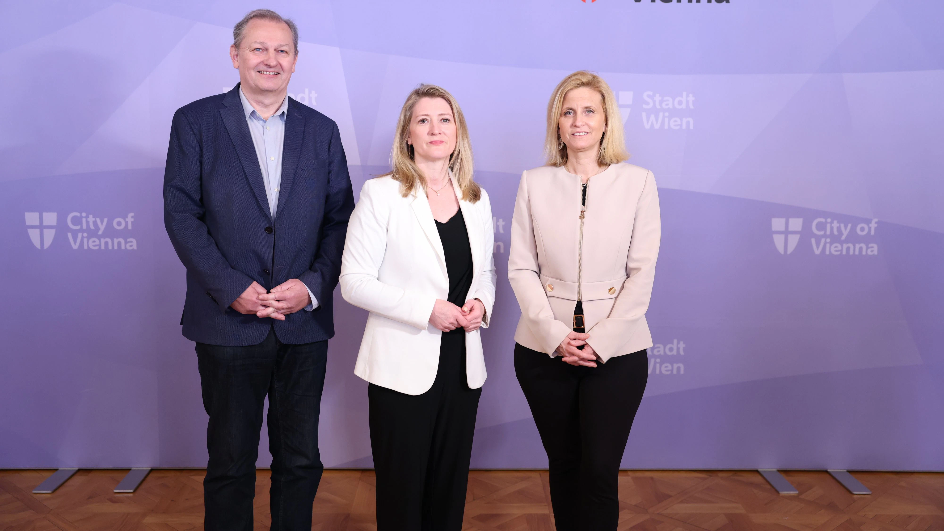 (v.l.) MA-11-Abteilungsleiter Johannes Köhler, Stadträtin Bettina Emmerling (Neos) und SPÖ-Gemeinderätin Astrid Pany bei der "Auszeit-WG"-Pressekonferenz.