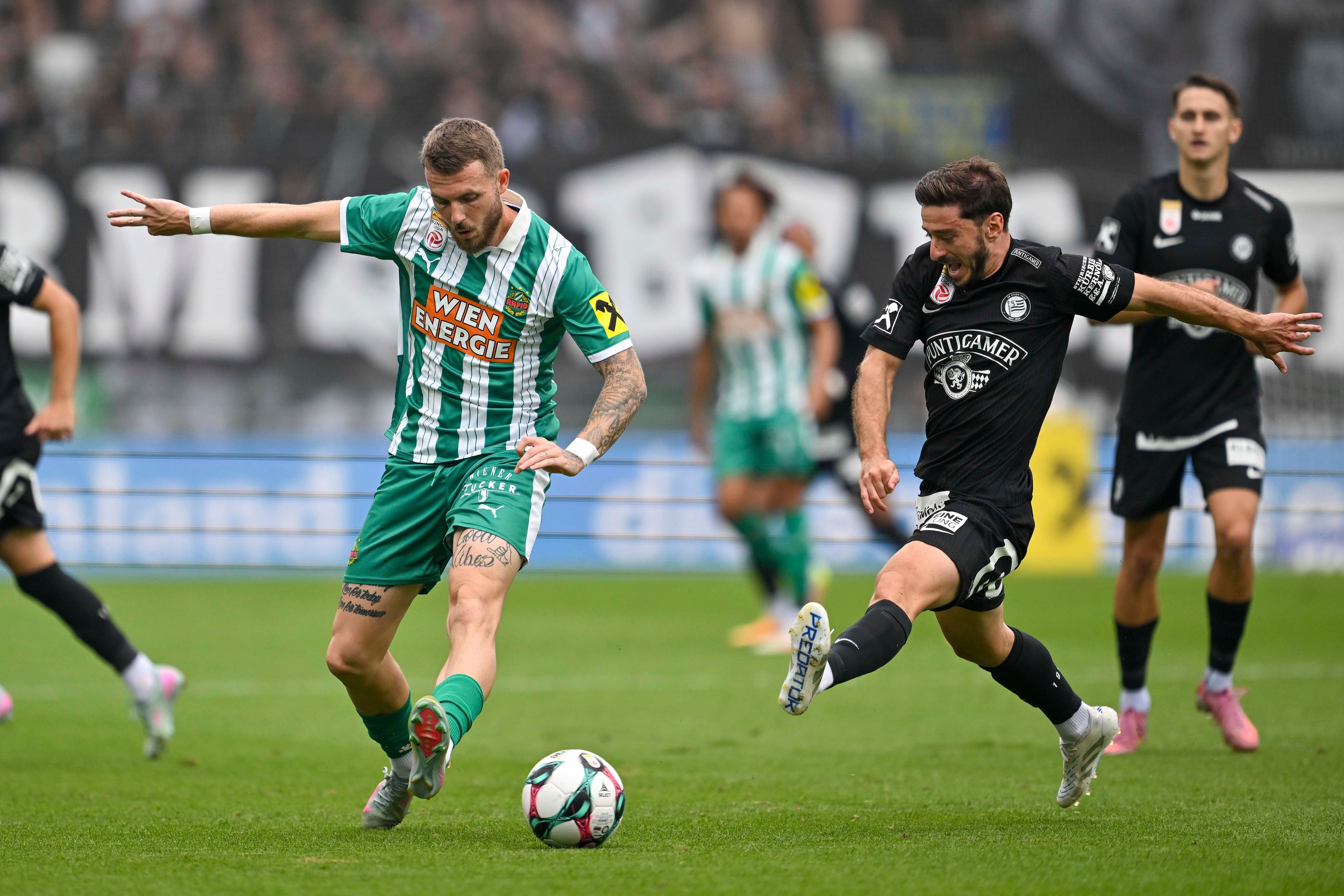 Jannes Horn im Duell mit dem besten Spieler der Liga: Otar Kiteishvili.