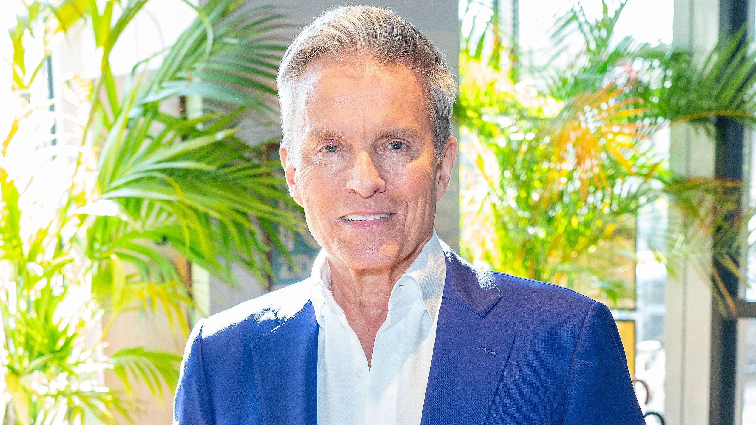 Pressekonferenz PK zu Ein Käfig voller Narren bei den Sommerfestspielen Seebühne Mörbisch 2026, Champions Sports Bar im Marriott Hotel, Wien, 19.3.2026, -  Alfons HAIDER mit Model vom Bühnenbild zu Ein Käfig voller Narren 