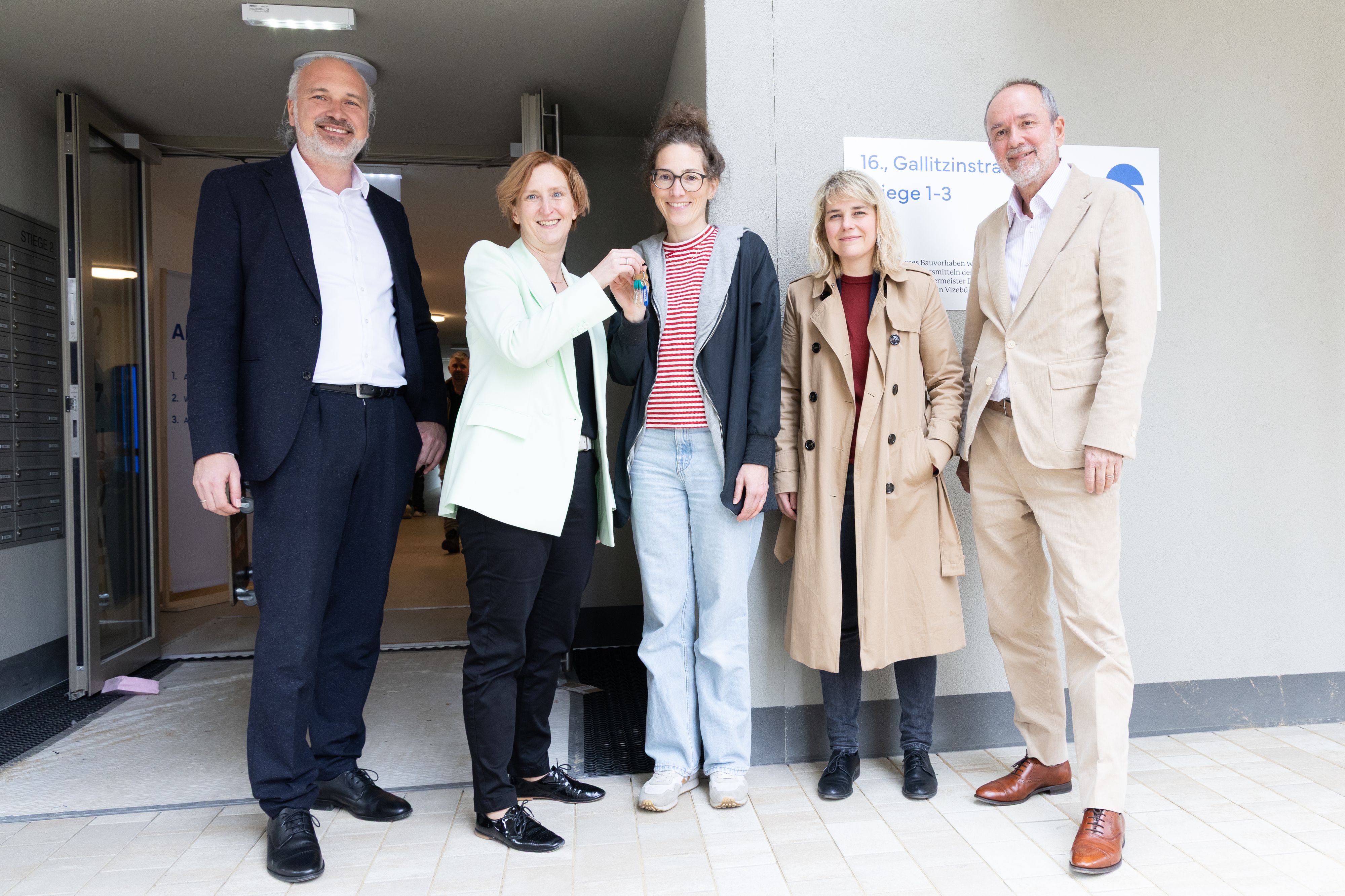 Schlüsselübergabe bei ARWAG. V.l. Christian Raab, Elke Hanel-Torsch, Mieterin, Stefanie Lamp und Thomas Drozda.