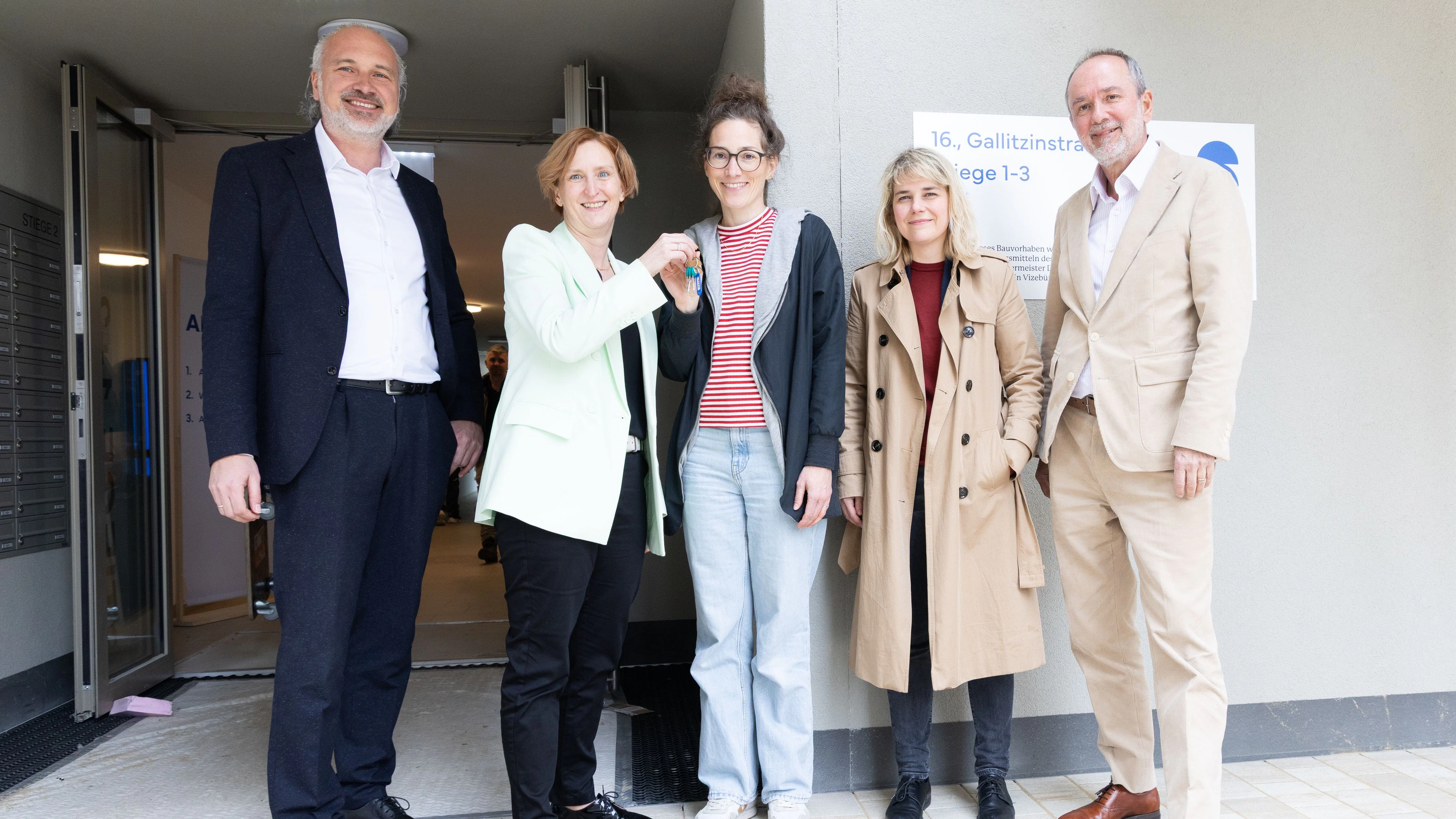 Schlüsselübergabe bei ARWAG. V.l. Christian Raab, Elke Hanel-Torsch, Mieterin, Stefanie Lamp, Thomas Drozda