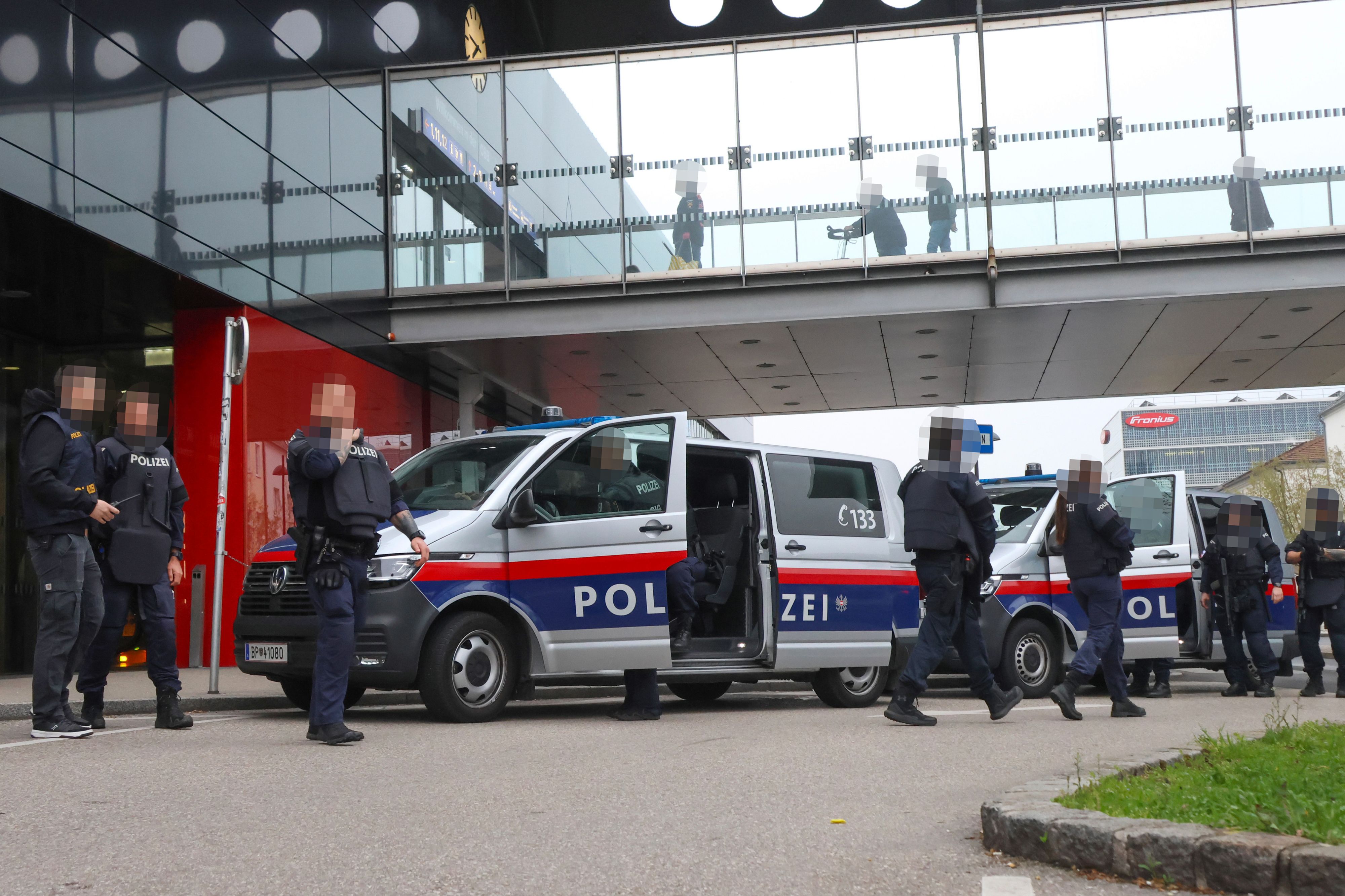 Der Welser Hauptbahnhof wurde Donnerstagfrüh komplett abgeriegelt.