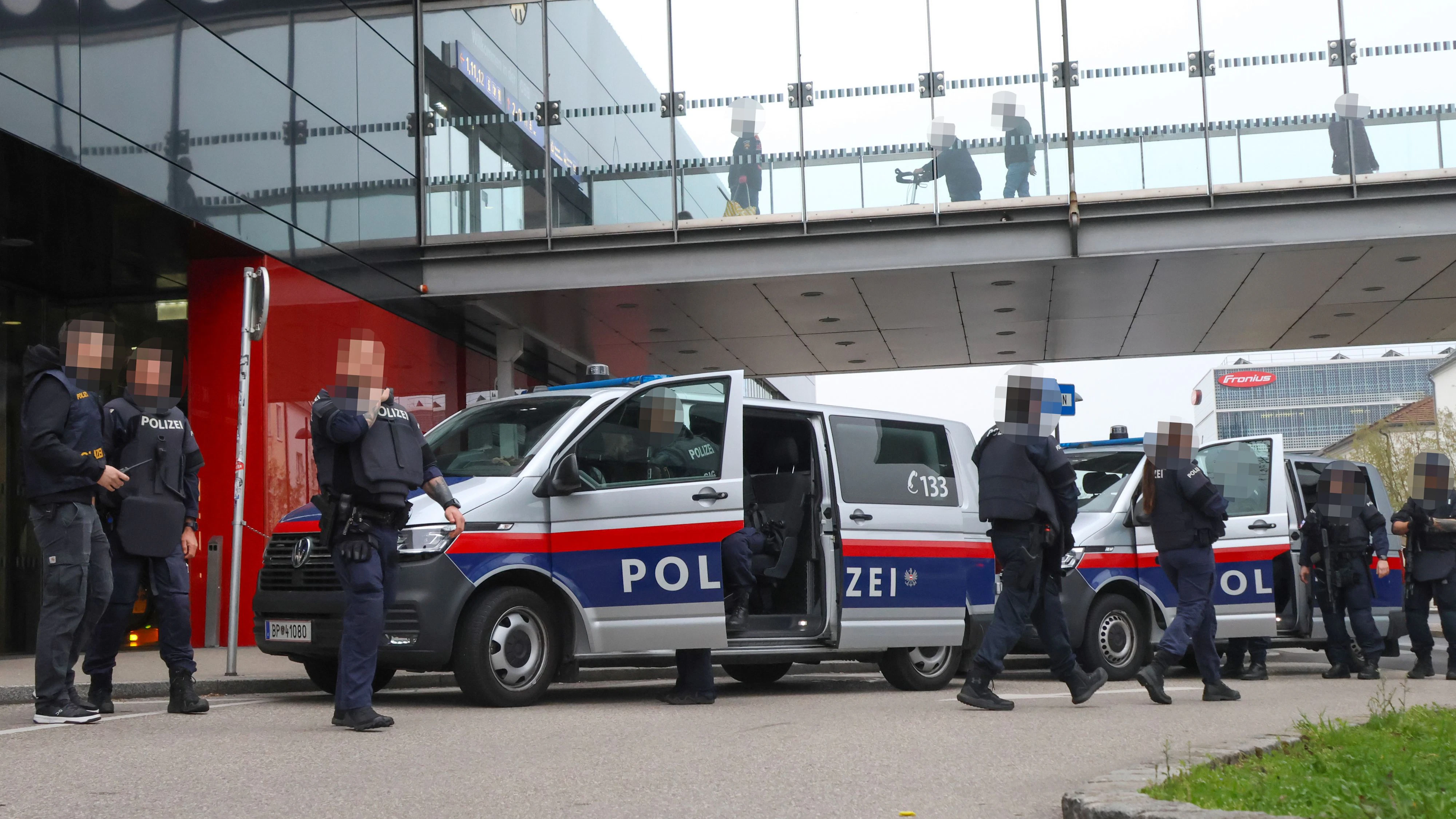 Heute.at - Großeinsatz in der Früh – Polizei riegelt Bahnhof ab