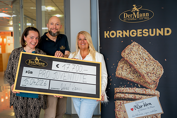 v.l.n.r.: Gudrun Nikodem Eichenhardt, Michael Mann, Claudia Geiger mit der stolzen Spendensumme