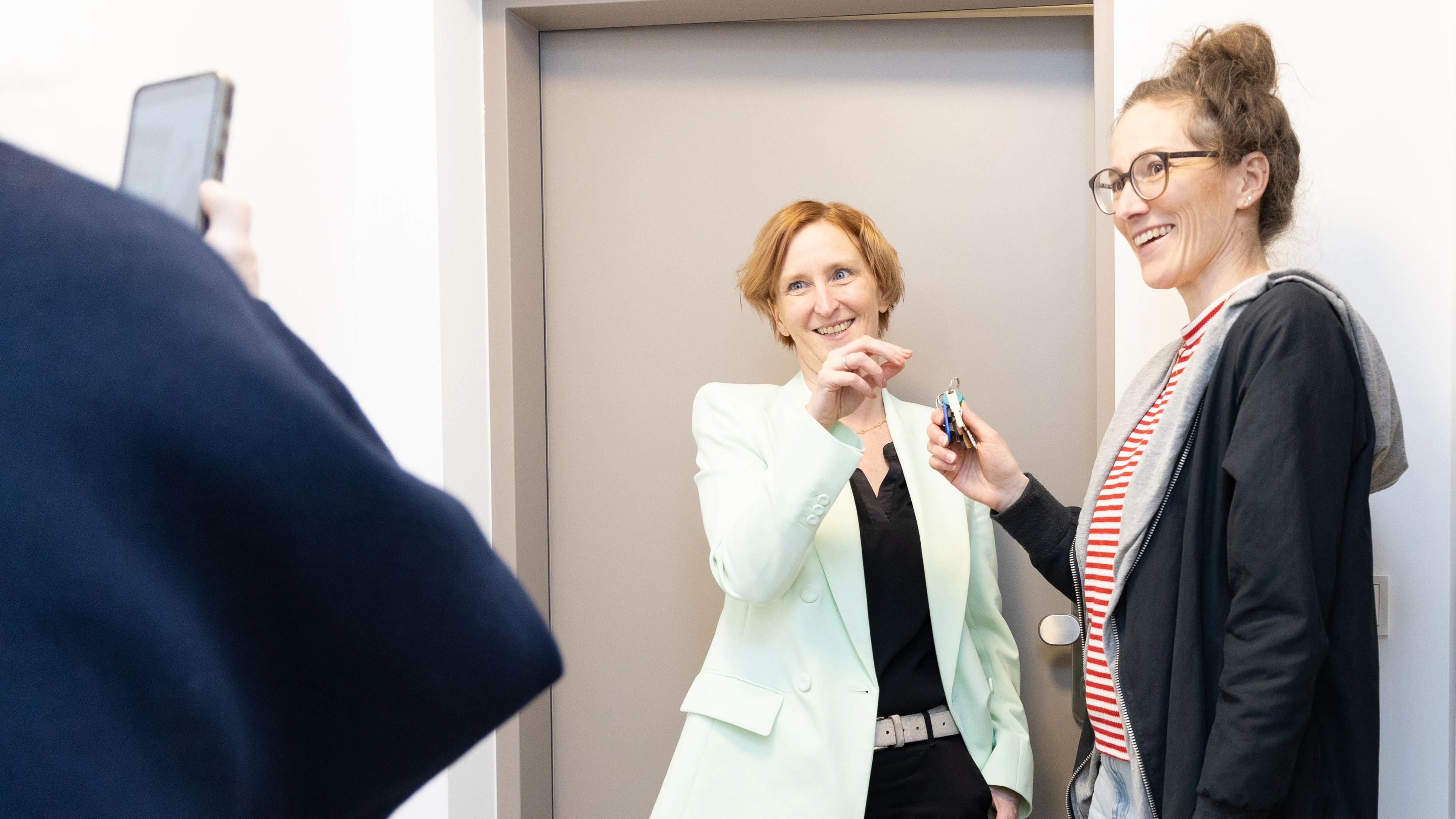 Wohnbaustadträtin Elke Hanel-Torsch übergibt der glücklichen Mieterin ihren Schlüssel.