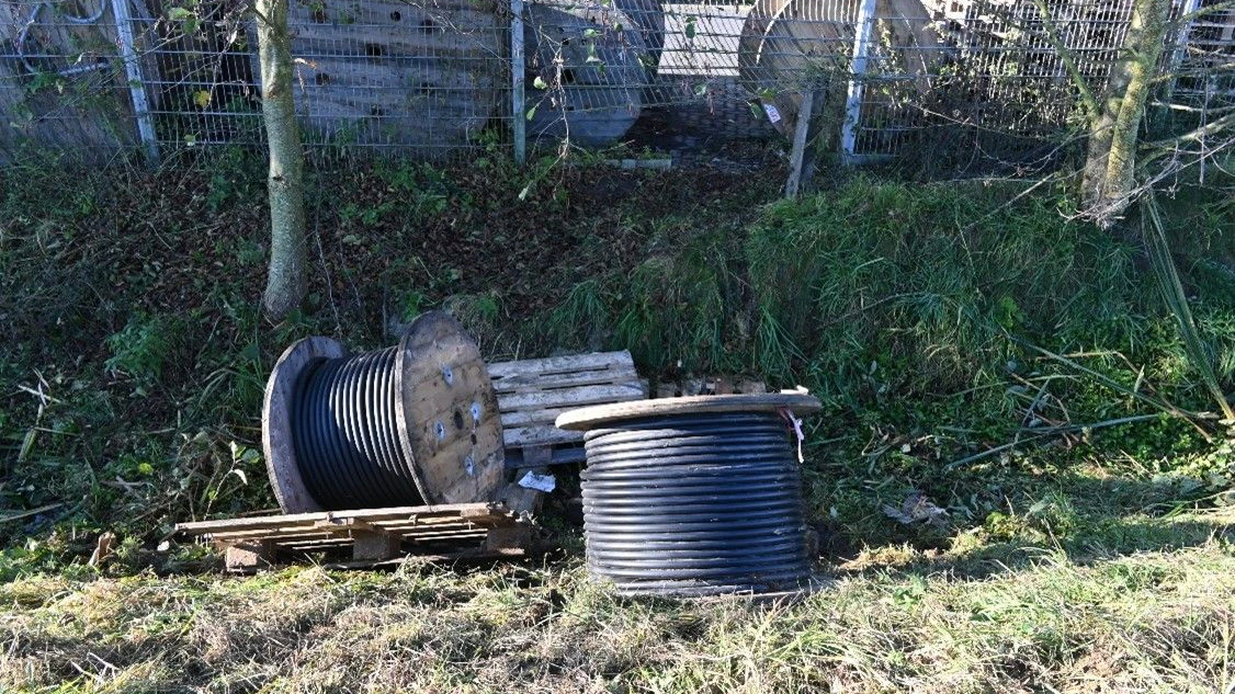 Bei ihren Taten hatten es die Täter nicht nur auf Kupfer, sondern auch auf schweres Gerät, wie Rüttelplatten oder Baggerschaufeln abgesehen.