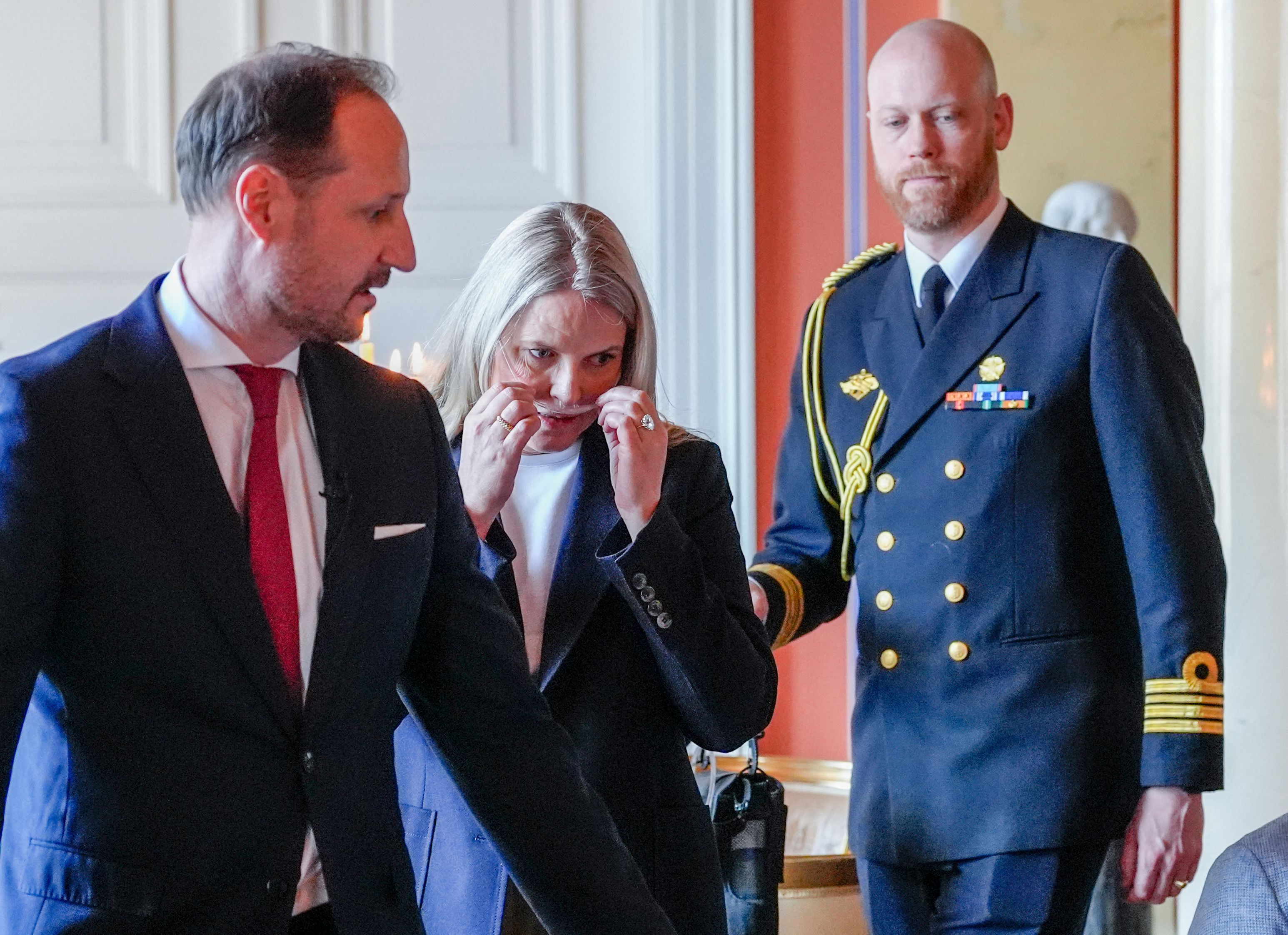Norwegens Kronprinzessin Mette-Marit trat am 10. April erstmals öffentlich mit einem Sauerstoffgerät auf.