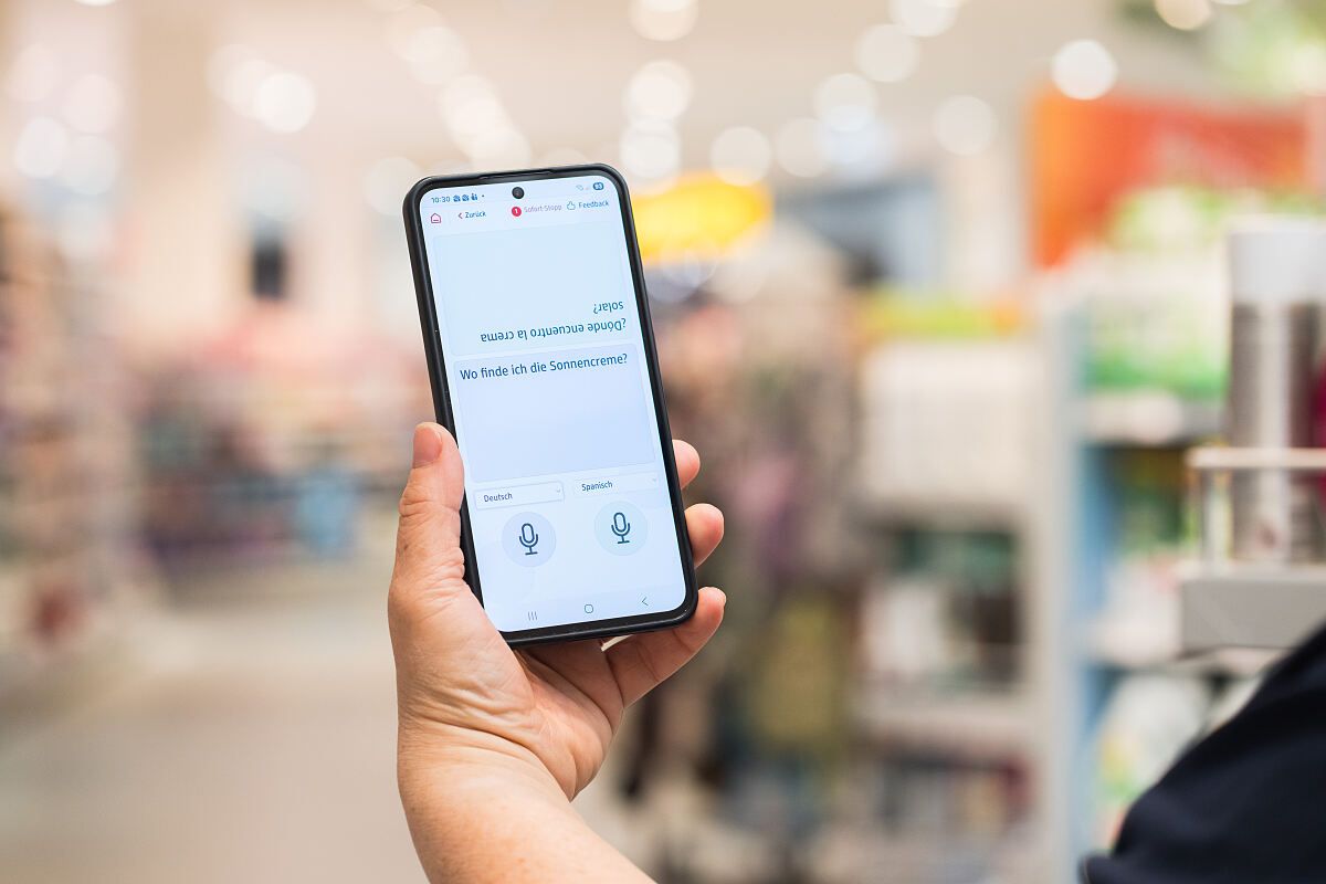 Mithilfe von KI will dm fremdsprachigen Kunden das Einkaufen vereinfachen. 