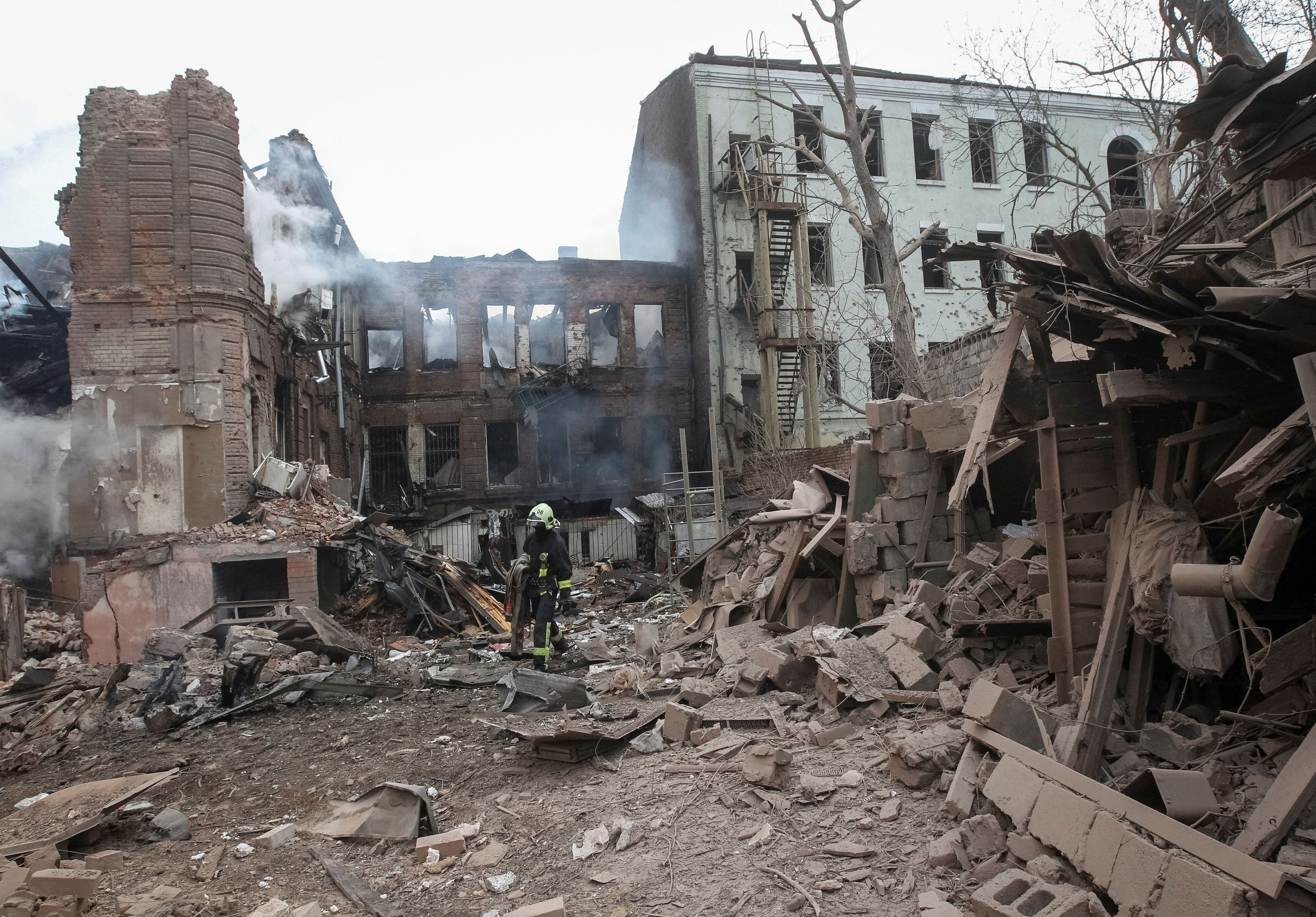 In Dnipro wurde ein Wohnraus von einer Rakete getroffen.