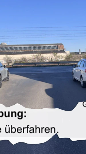 Doppelte Sperrlinie: Strafe beim Linksabbiegen auch ohne "Linksabbiegen verboten"-Schild laut StVO rechtens. Das gilt in Österreich.