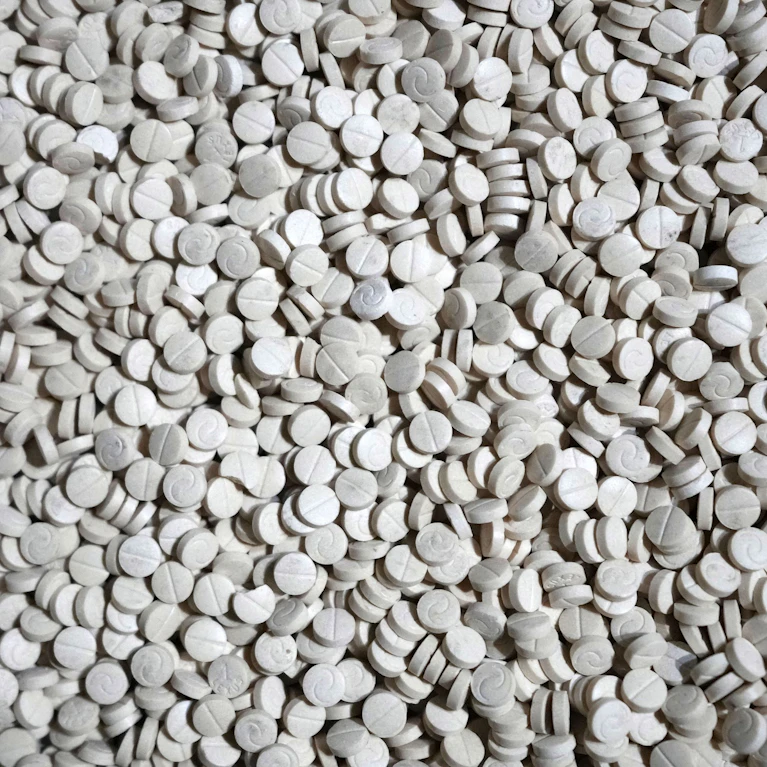 Ein von Exil-Libanesen betriebenes Lokal in Salzburg soll mit Captagon-Tabletten 40 Millionen Euro für die Hisbollah und ihren Krieg gegen Israel erwirtschaftet haben. Wie es dazu kommen konnte, welche Rolle Österreich für die Finanzen der Terrormiliz generell spielt.