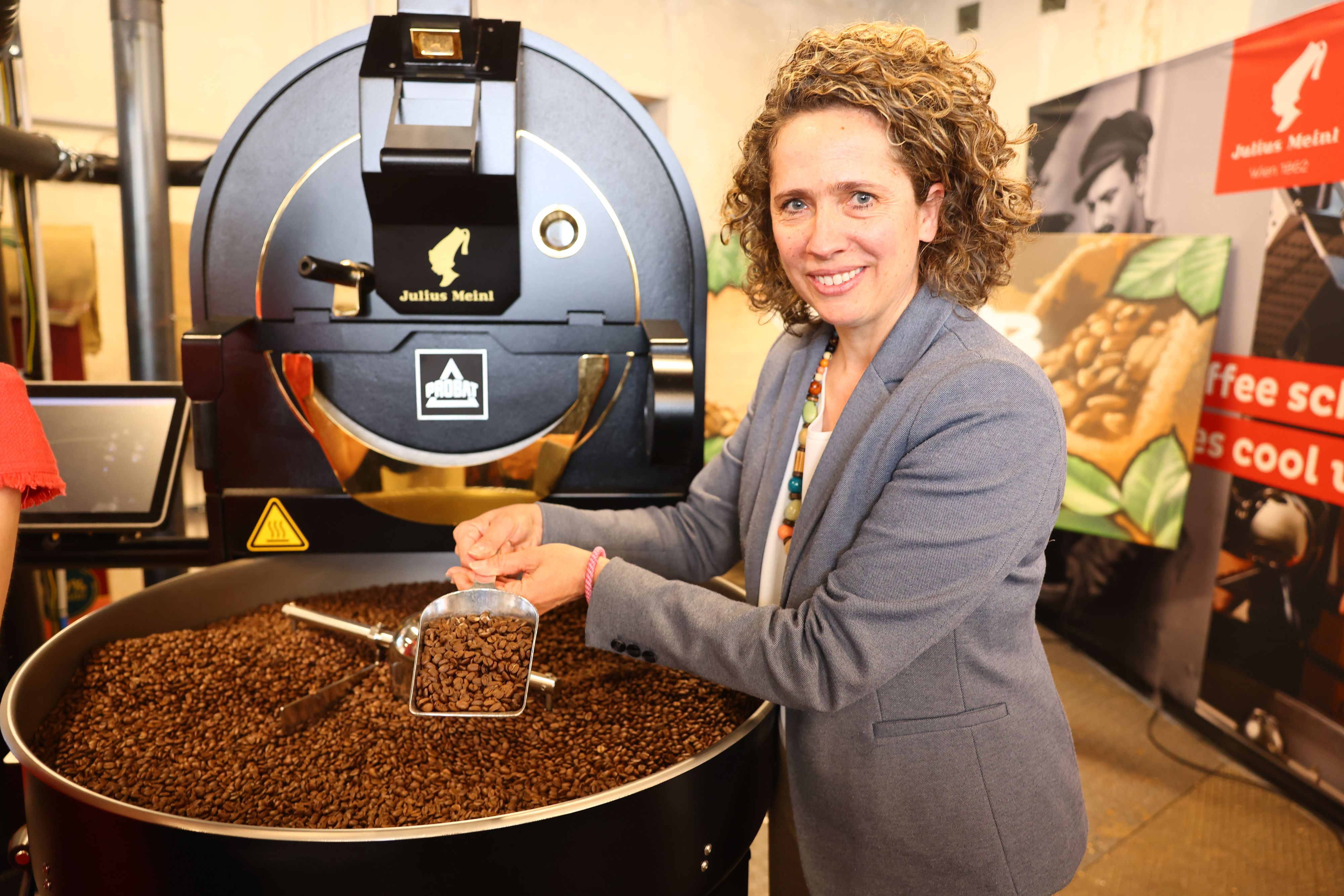 Christina Meinl präsentiert den ersten Wasserstoff-Kaffeeröster.