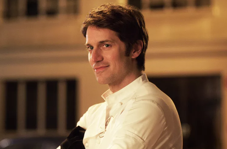 Heute.at - Emily in Paris-Star flog 14 Stunden – für Umarmung