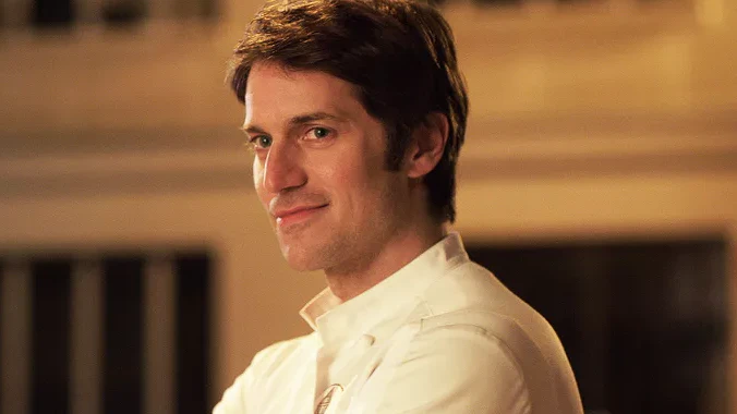 Lucas Bravo verdreht als Gabriel in "Emily in Paris" allen den Kopf.