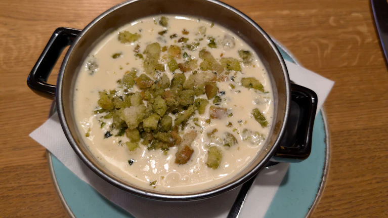 Die Cuisinière nutzte die letzten kühlen Tage, um im winterfesten Cabrio, mit großem Appetit und jener Form von Sturheit, die man in Spitzenküchen für eine Tugend hält, an den Grundlsee zu fahren. Der Connaisseur verstand sie – und observierte aus der Ferne.