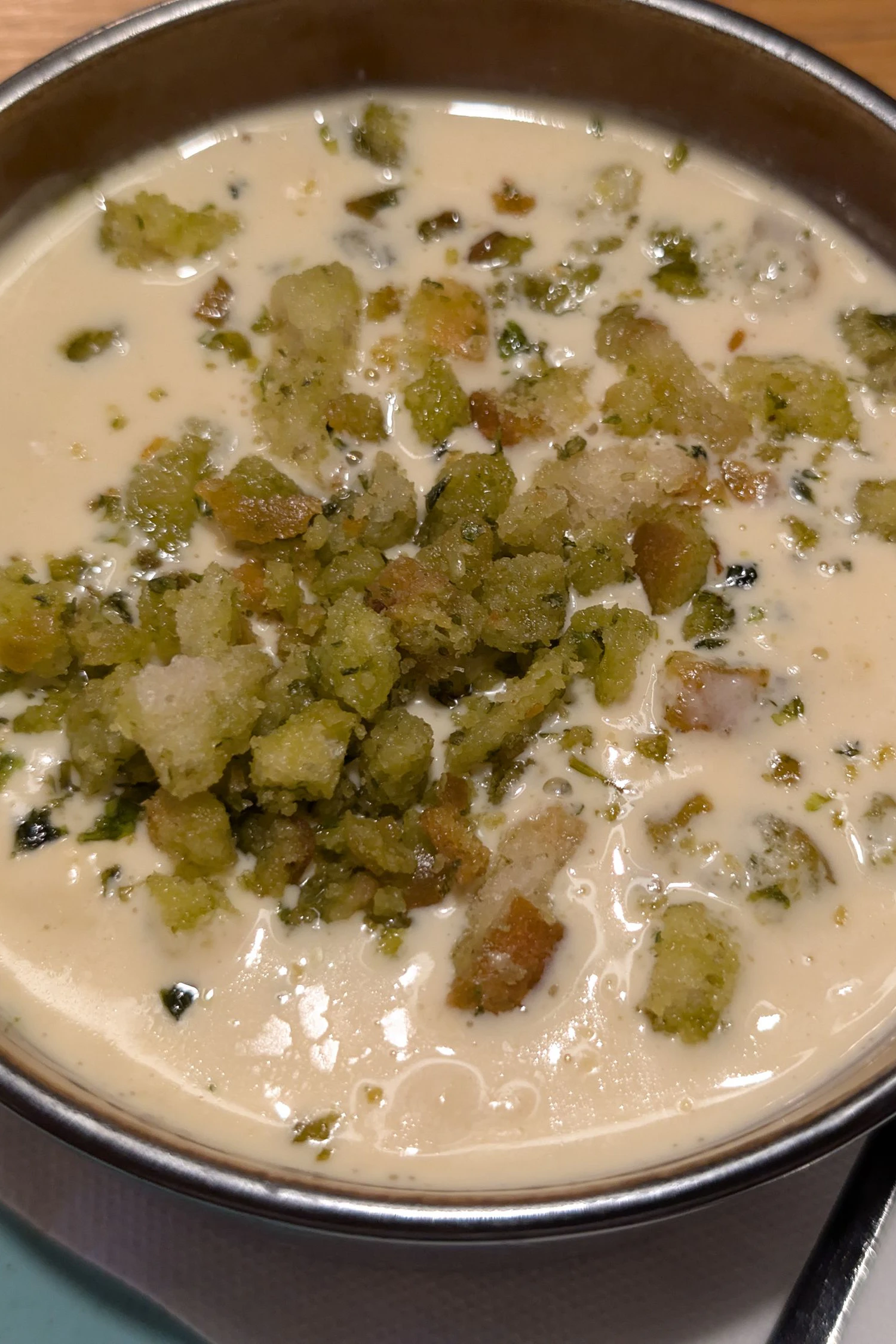 Die Kroatische Knoblauchsuppe am Grundlsee, das grüne Zeug sind die Kräuter-Knoblauch-Croutons