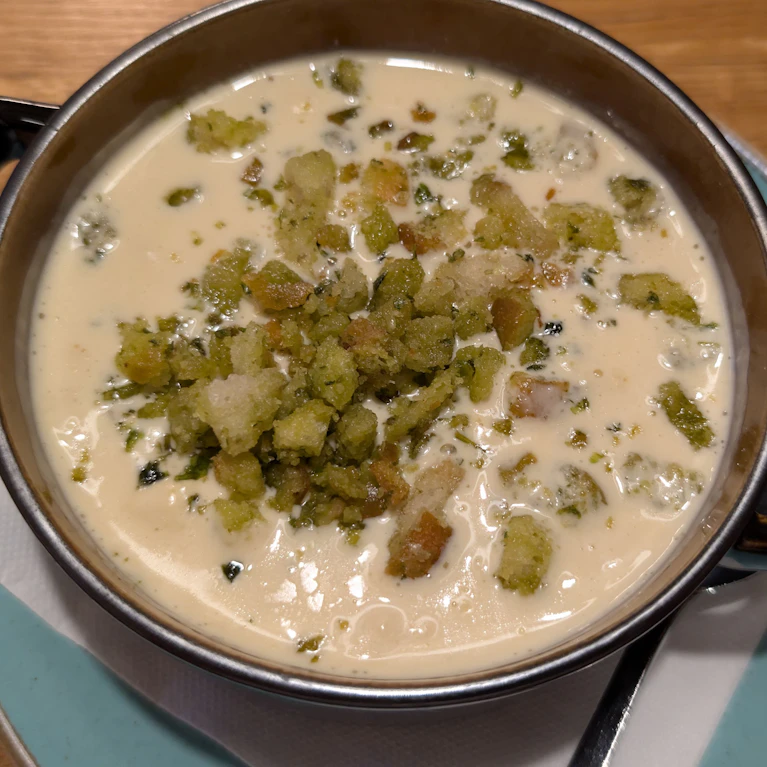 Die Cuisinière nutzte die letzten kühlen Tage, um im winterfesten Cabrio, mit großem Appetit und jener Form von Sturheit, die man in Spitzenküchen für eine Tugend hält, an den Grundlsee zu fahren. Der Connaisseur verstand sie – und observierte aus der Ferne.