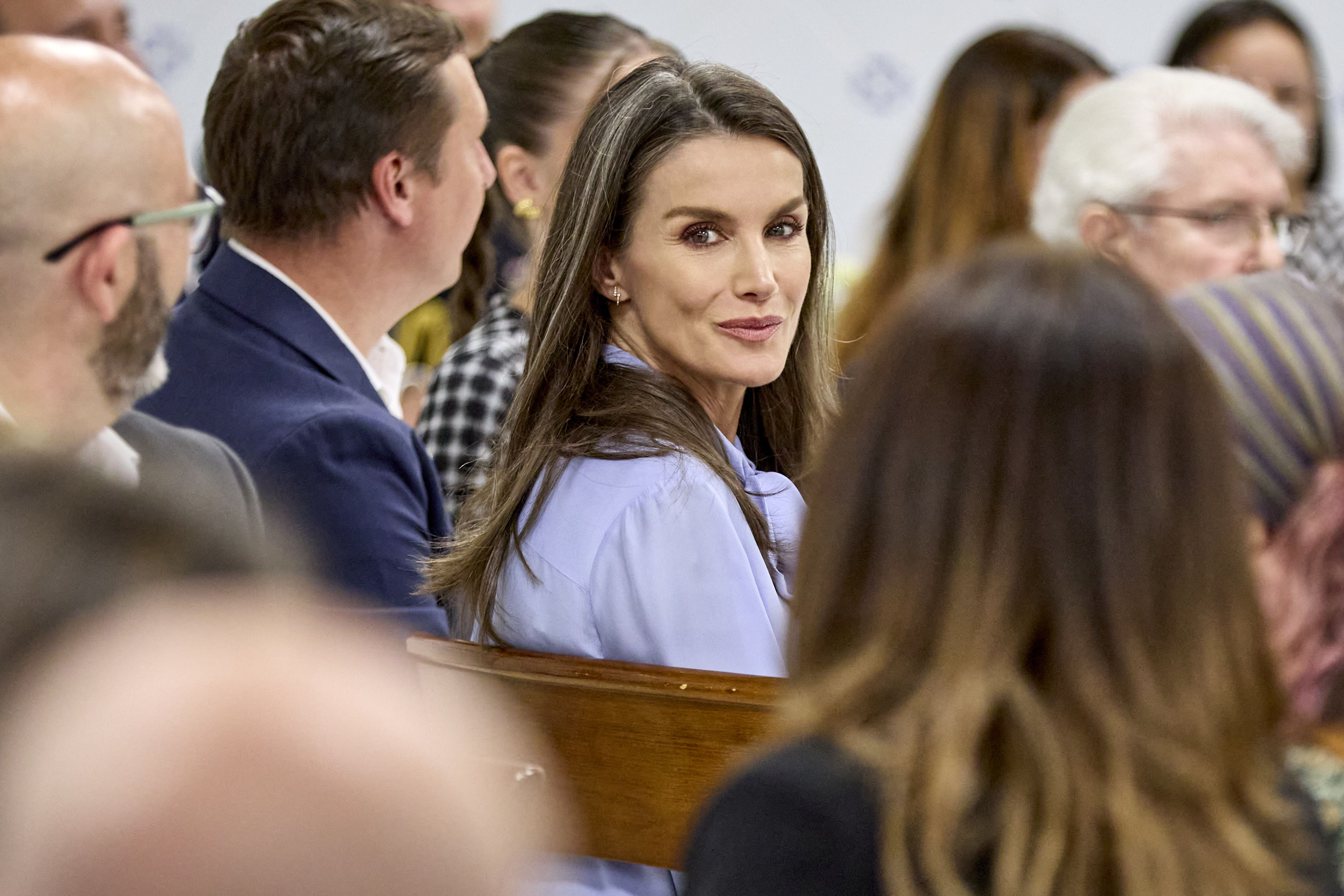 Königin Letizia zeigt ihr graues Strähnchen.