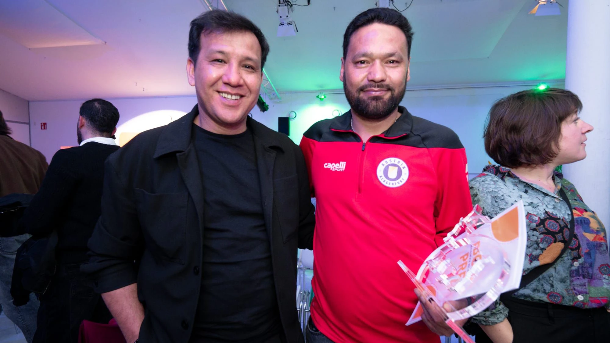 Heute.at - Nach Folter, Moria Brand: Bock-Preis für FIFA-Schiri