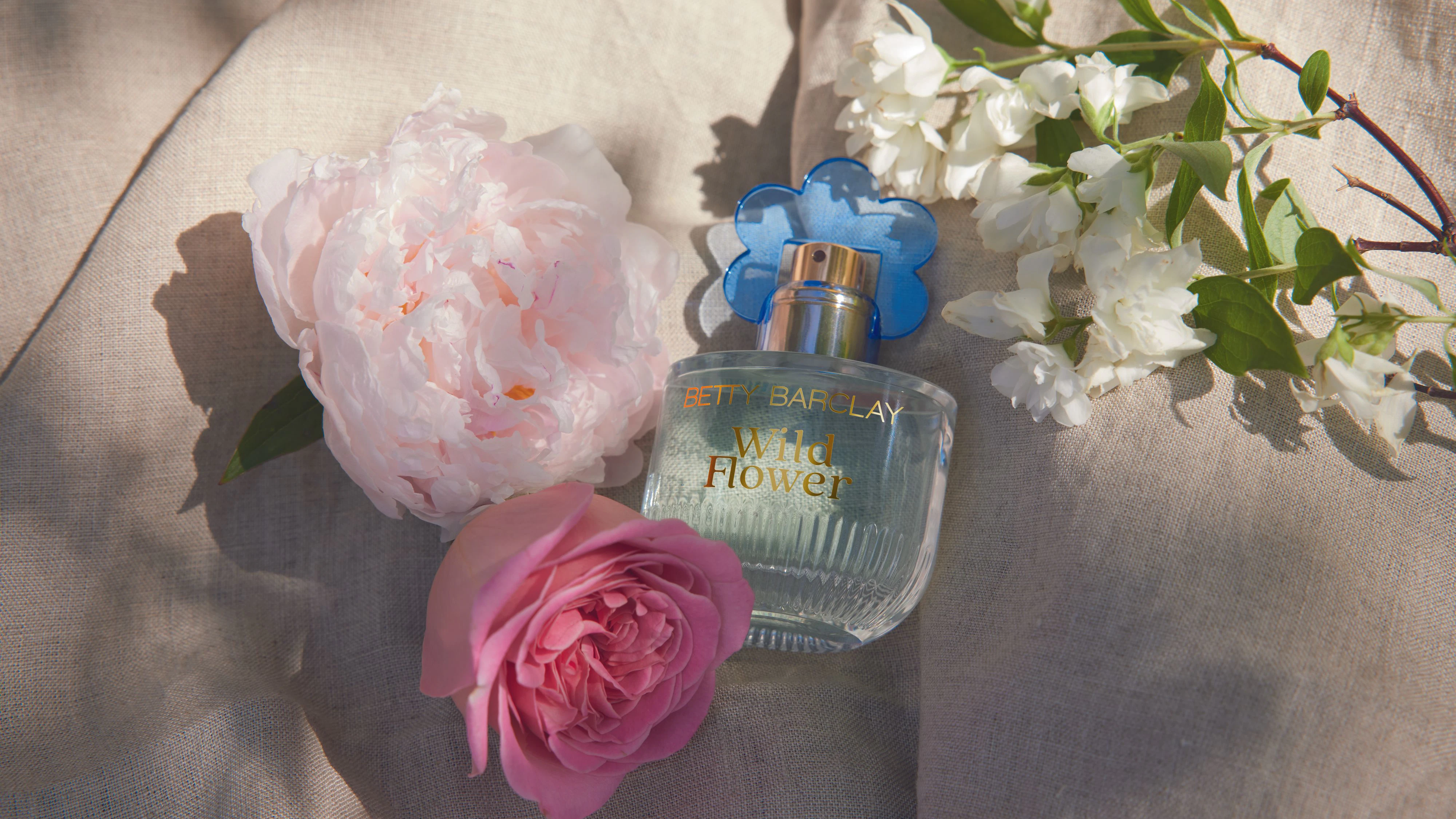 Wild Flower ist ein Duft, der gut zu spontanen Momenten und einem lockeren Alltag passt