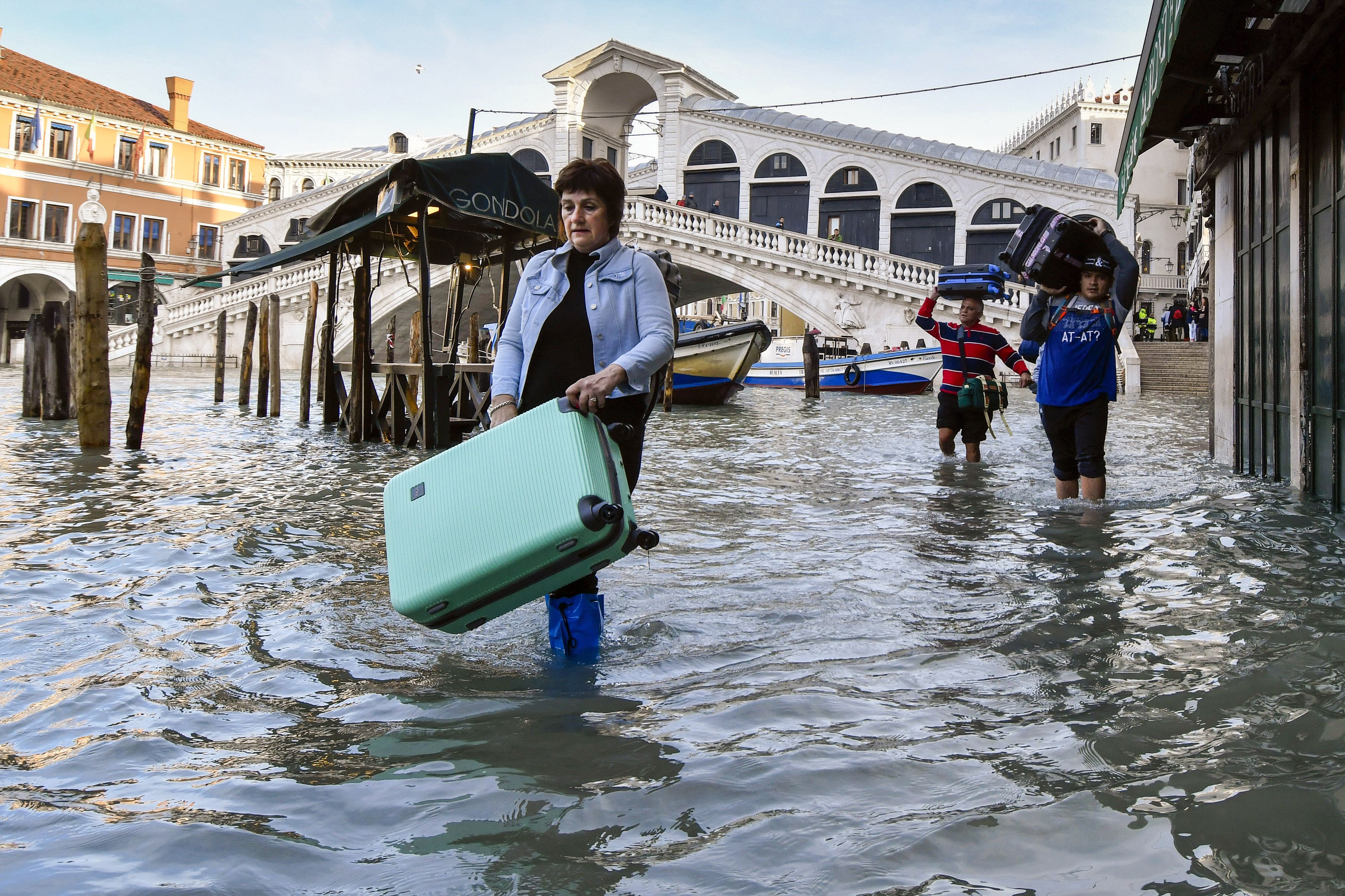 Hochwasser im Dezember 2019. im Hintergrund: die berühmte Rialto Brücke.