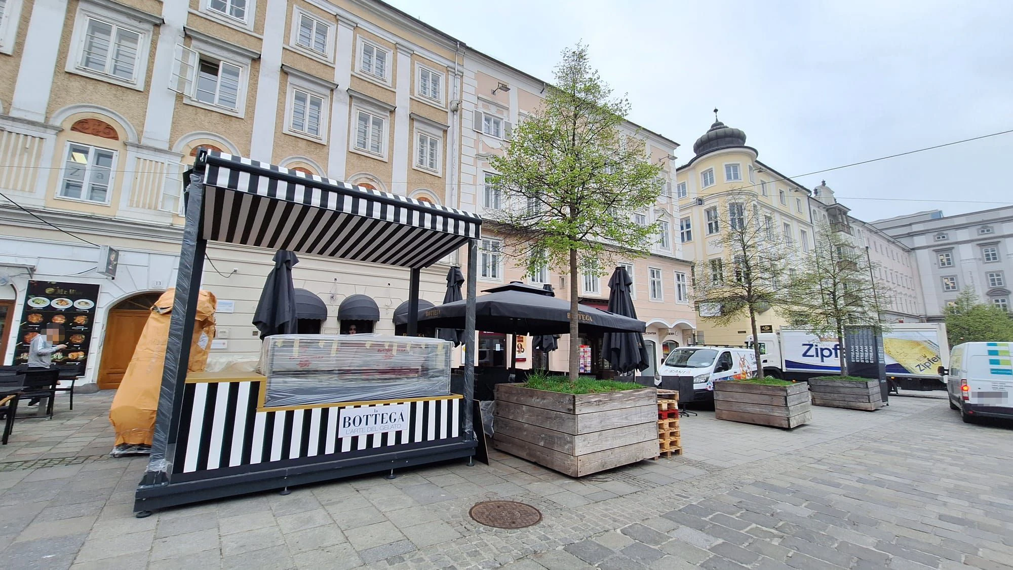 Das "La Bottega" nimmt am Hauptplatz immer mehr Gestalt an. Auf die Eröffnung müssen die Gäste aber etwas länger warten als gedacht.