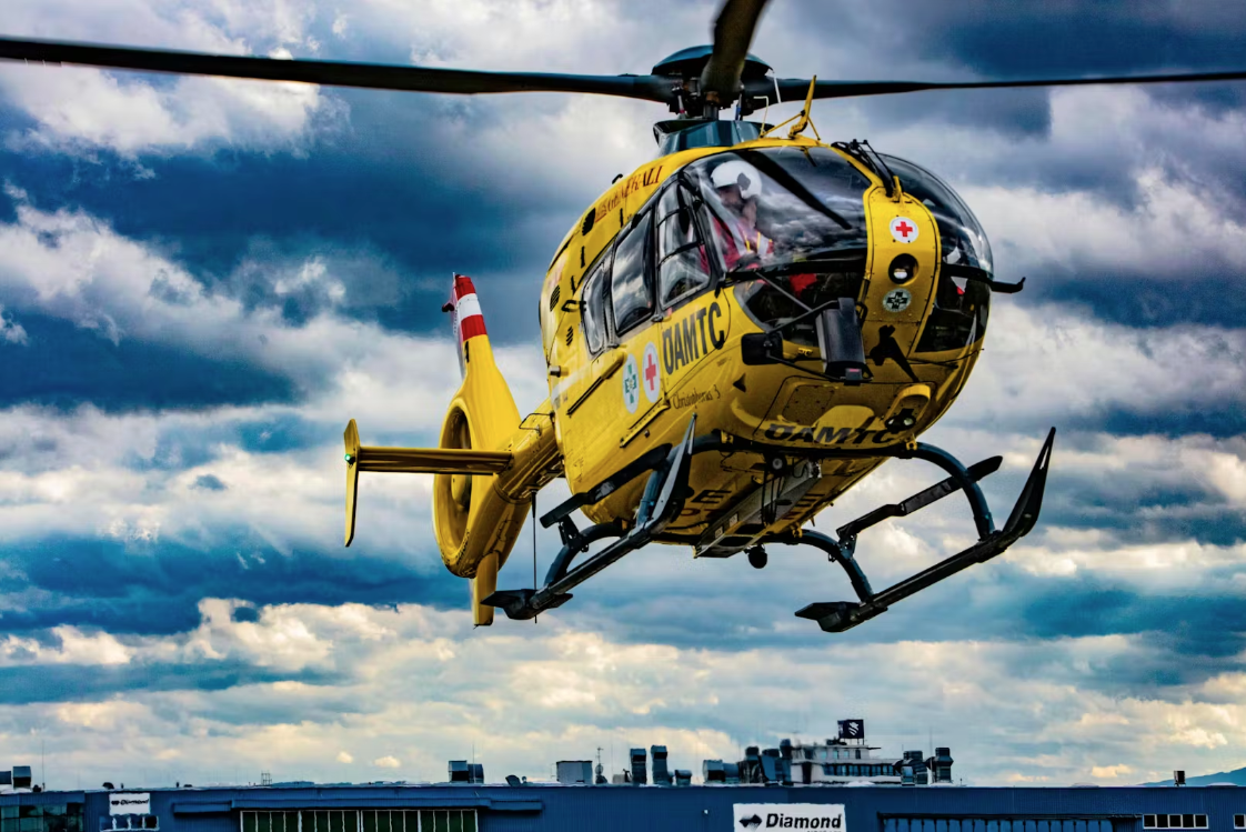 Der Lenker wurde mit dem C 17  ins Spital in Graz gefolgen (Symbolbild).