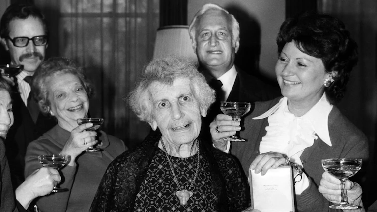 Anna Freud ist die Begründerin der Kinderpsychoanalyse, im Zweiten Weltkrieg gründete sie Kinderheime. Der Roman 