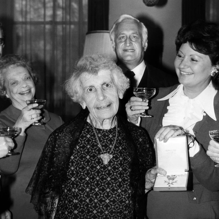 Anna Freud ist die Begründerin der Kinderpsychoanalyse, im Zweiten Weltkrieg gründete sie Kinderheime. Der Roman "Und sie schenkten ihnen ein Zuhause" setzt der Tochter von Sigmund Freud nun ein Denkmal. Und erzählt nebenbei eine zweite Geschichte.