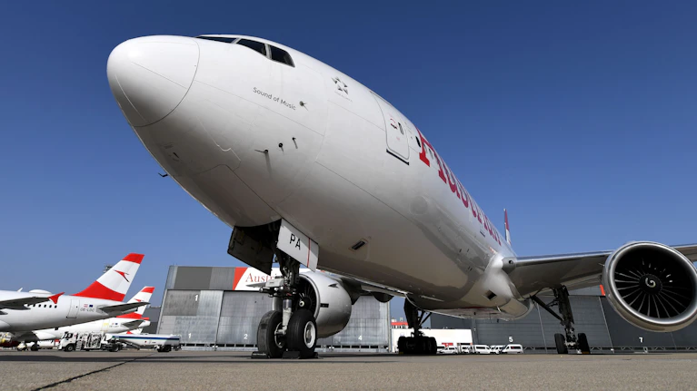 Nur mehr sechs Wochen Flugbenzin: Mit dieser Warnung schreckten Experten diese Woche viele auf. Sind Flüge im Mai, zu Pfingsten, im Sommer also in Gefahr? Wie es wirklich um die Vorräte bestellt ist, wo Engpässe drohen, warum Österreich eine Insel der Seligen ist.