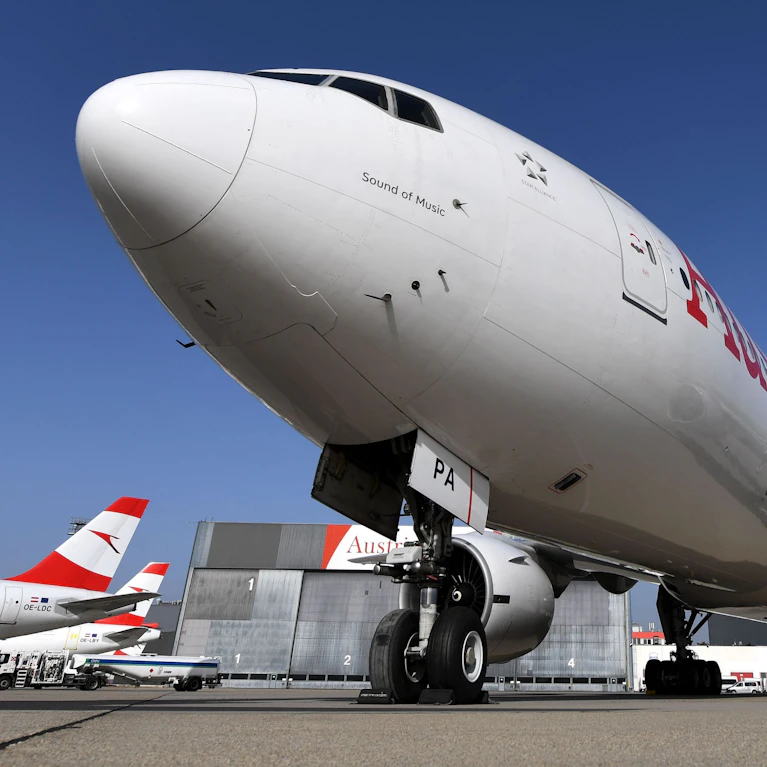 Nur mehr sechs Wochen Flugbenzin: Mit dieser Warnung schreckten Experten diese Woche viele auf. Sind Flüge im Mai, zu Pfingsten, im Sommer also in Gefahr? Wie es wirklich um die Vorräte bestellt ist, wo Engpässe drohen, warum Österreich eine Insel der Seligen ist.