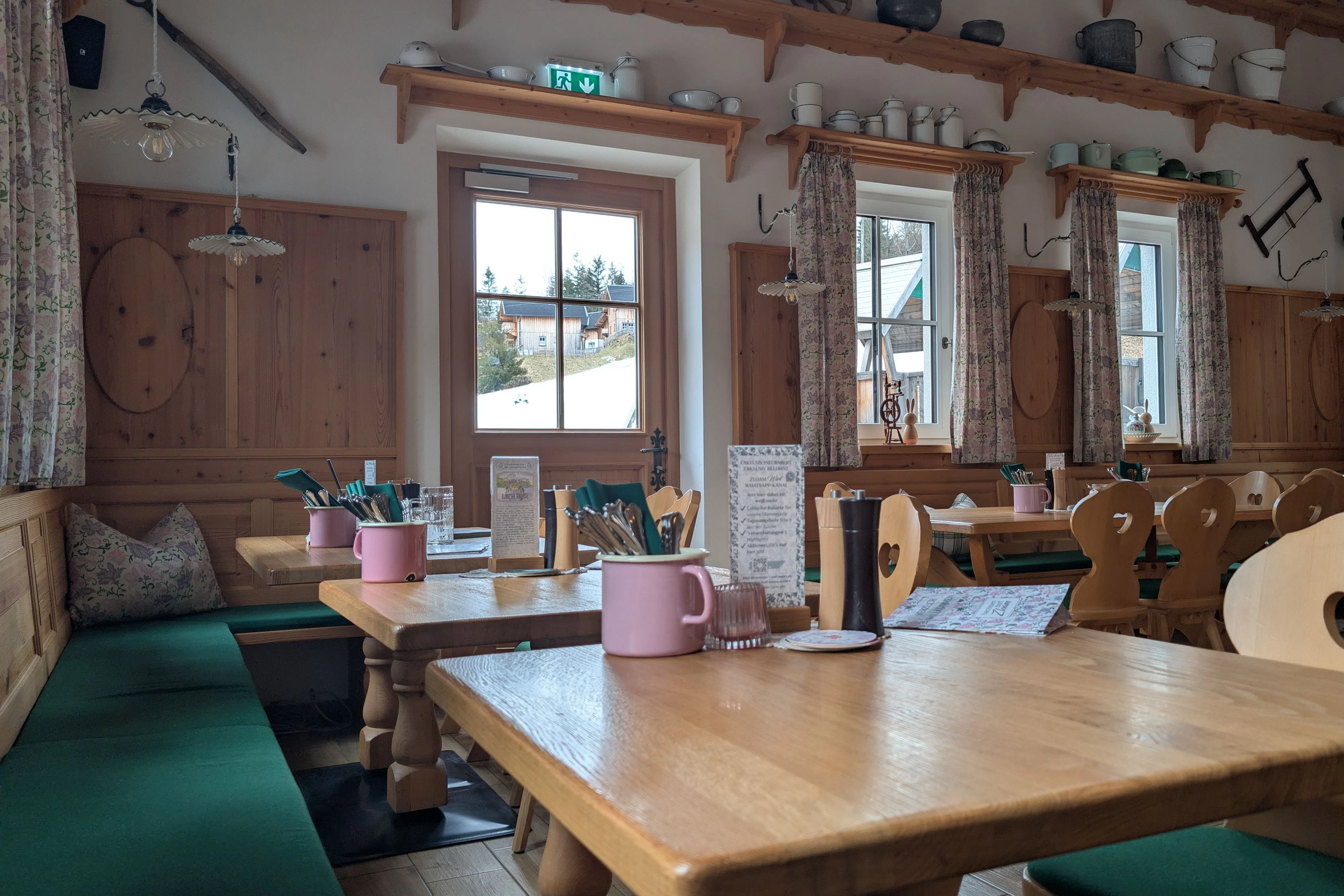 …und ein guter Blick auf die Restschnee-Skipiste