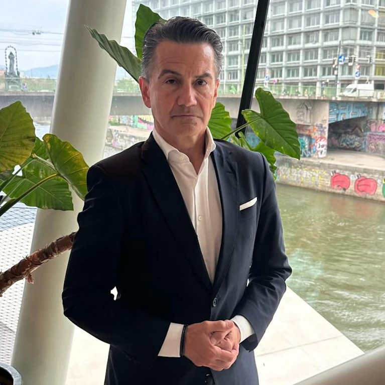 Nächste Staffel der Seifenoper: Warum zwei Worte den ORF 1 Million Euro kosten sollen. Wieso es schon im Juni per "Blitzwahl" einen neuen Generaldirektor geben könnte. Und weshalb der Rechnungshof am Küniglberg in den Keller ging. Jedenfalls nicht, um zu lachen.