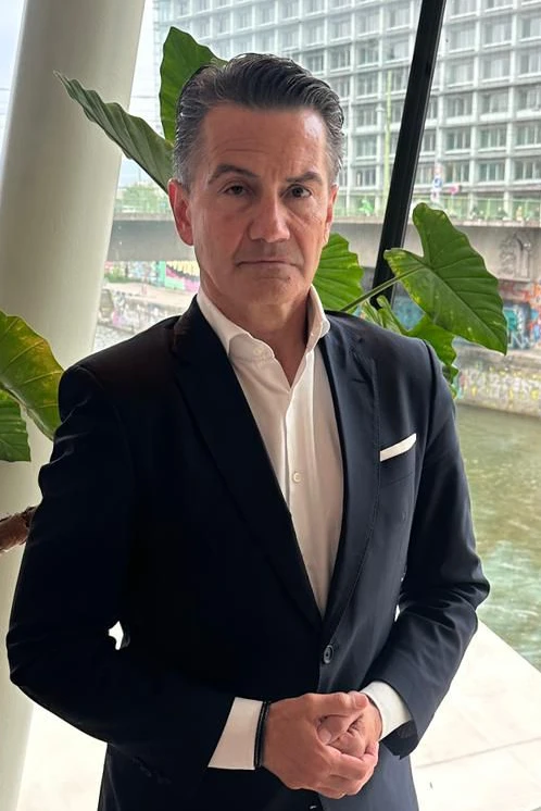 Termin im Grünen: Roland Weißmann vor der malerischen Kulisse des Wiener Donaukanals