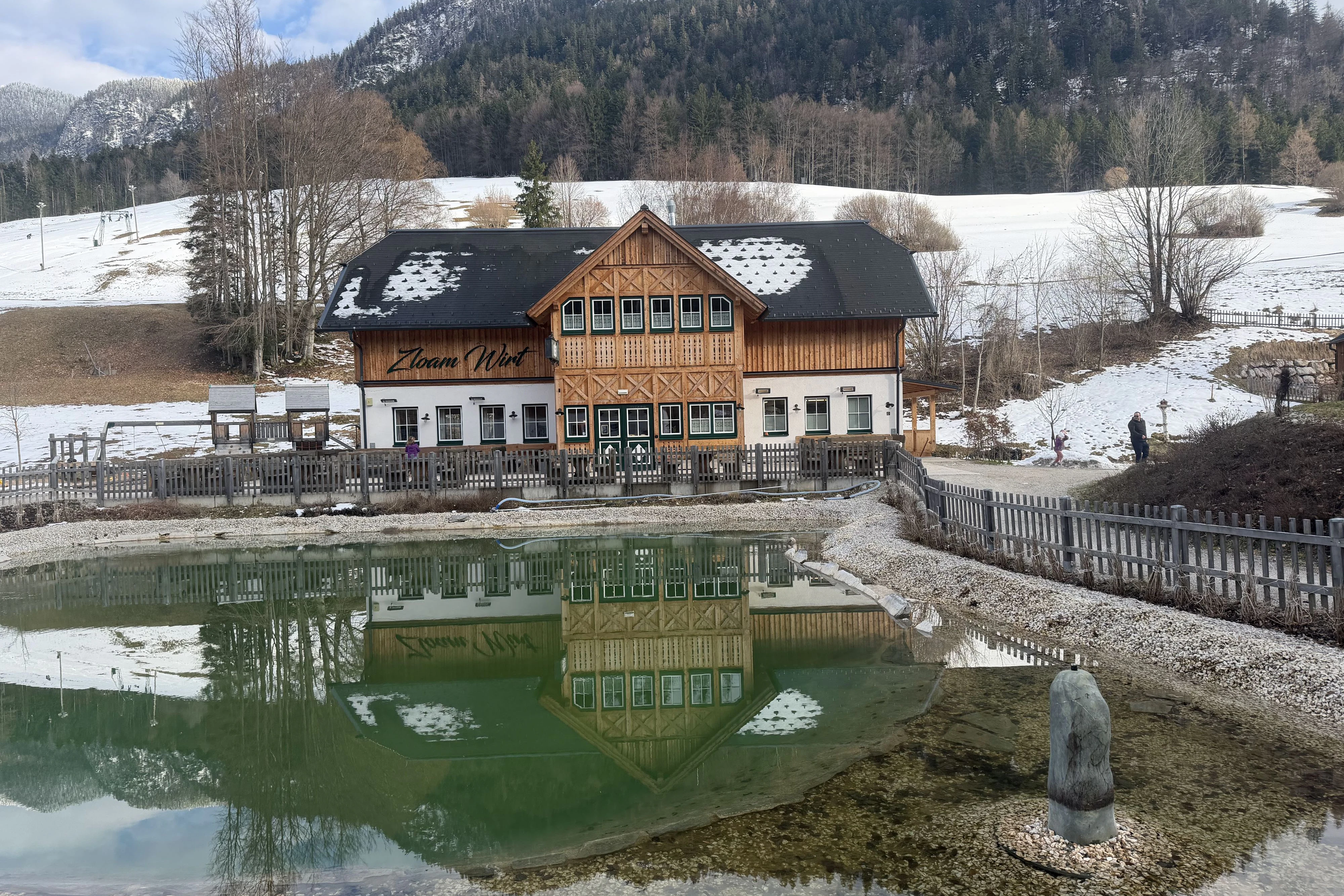 Im  Zloam Teich vor dem Zloam Wirt  spiegelt sich alles