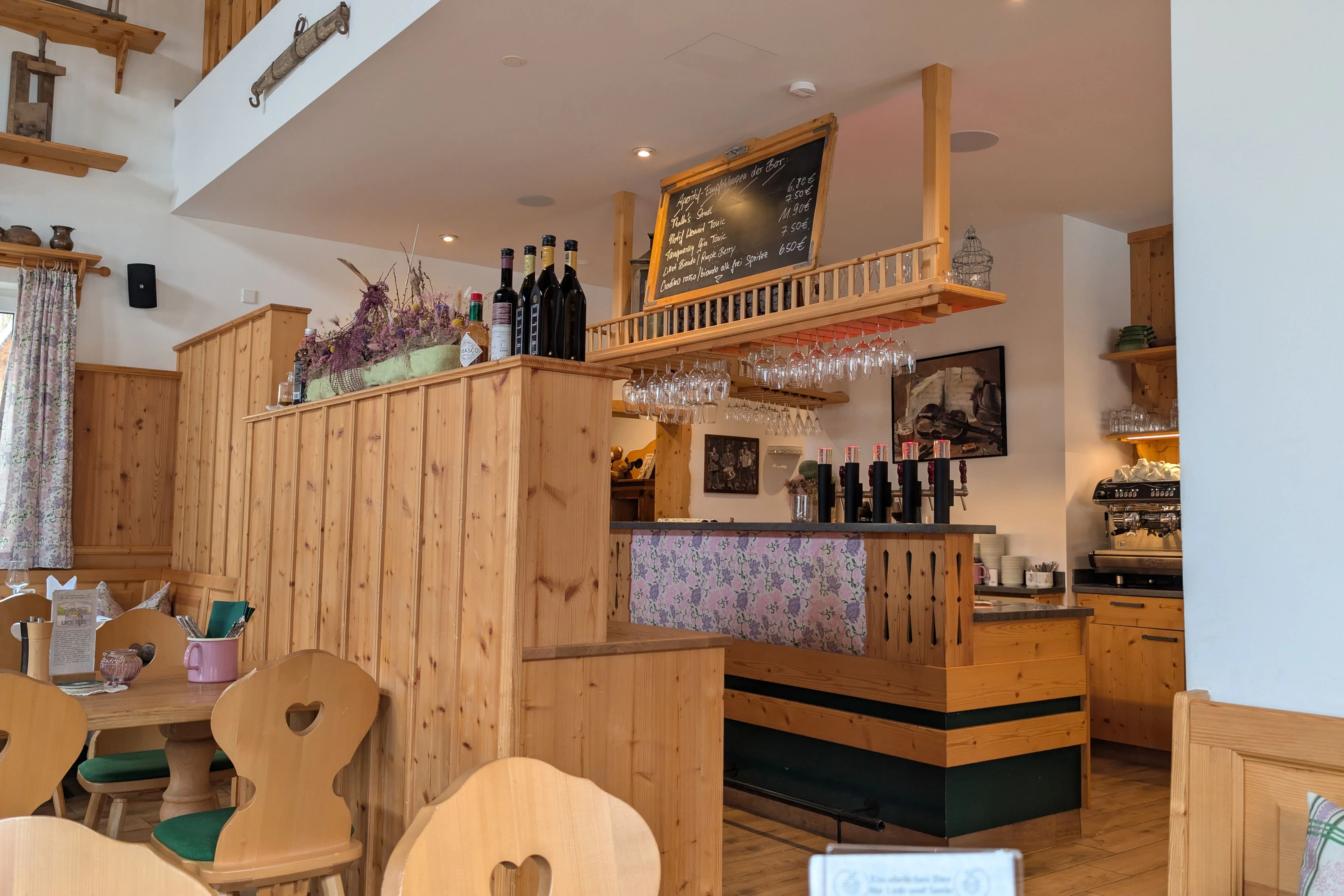 Der Zloam Wirt von innen: mächtig viel Holz in der Hütte …