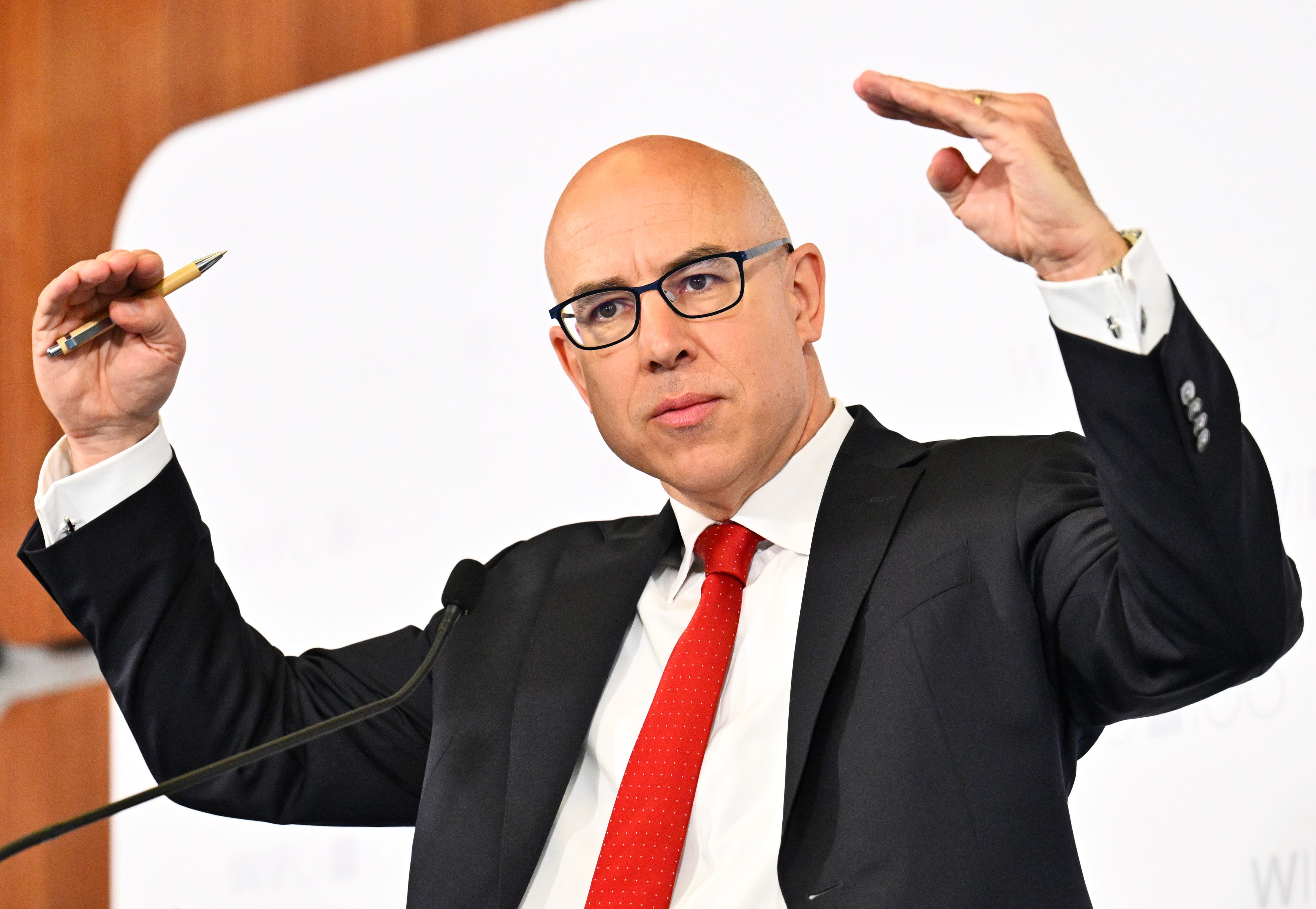 Wifo-Chef Gabriel Felbermayr rechnet mit einem deutlichen Anstieg von Flugticketpreisen.