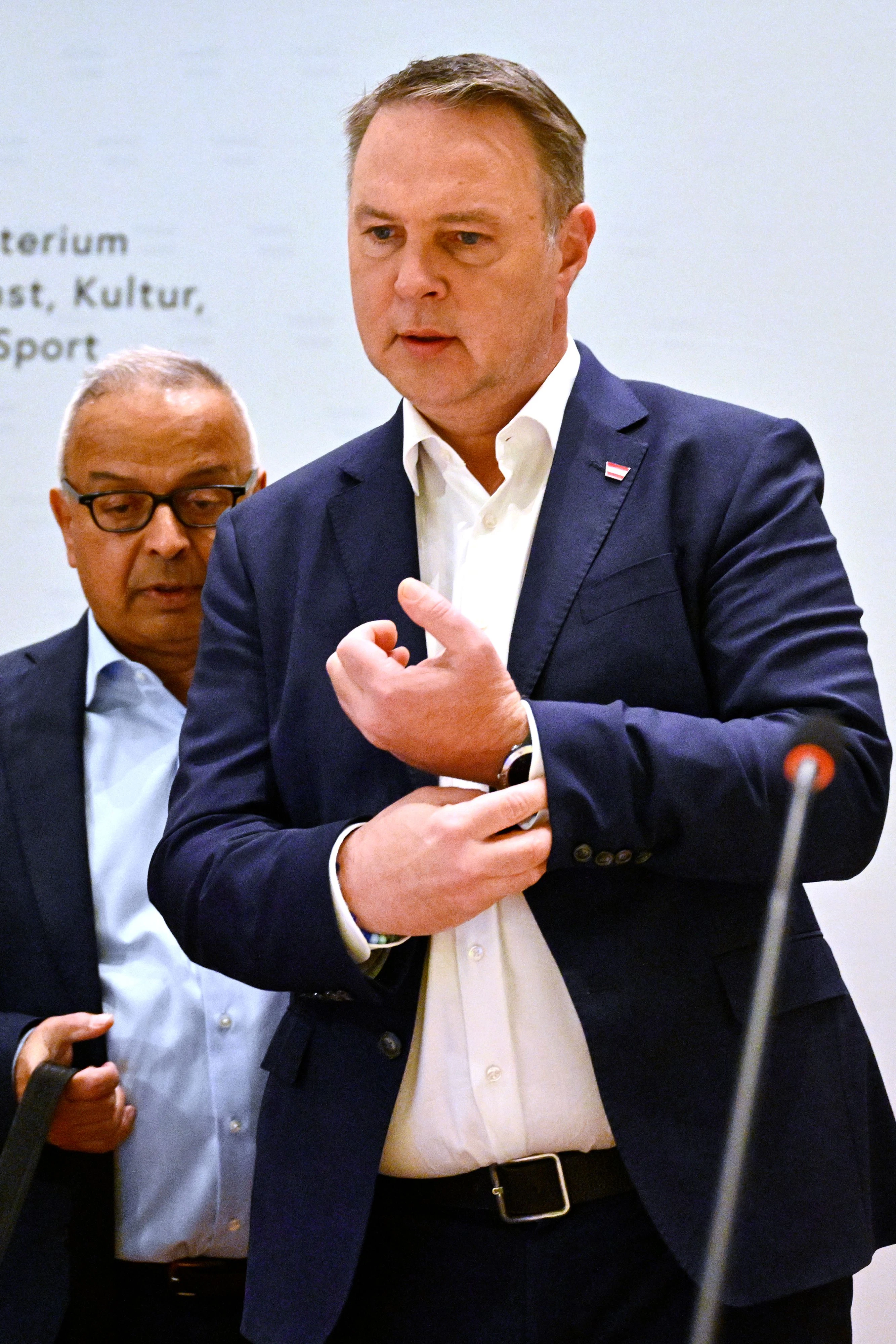 Wenn ich meine Uhr ein bisschen zurückstelle, dann ist bei den Medien gar nicht mehr fünf vor zwölf, oder?