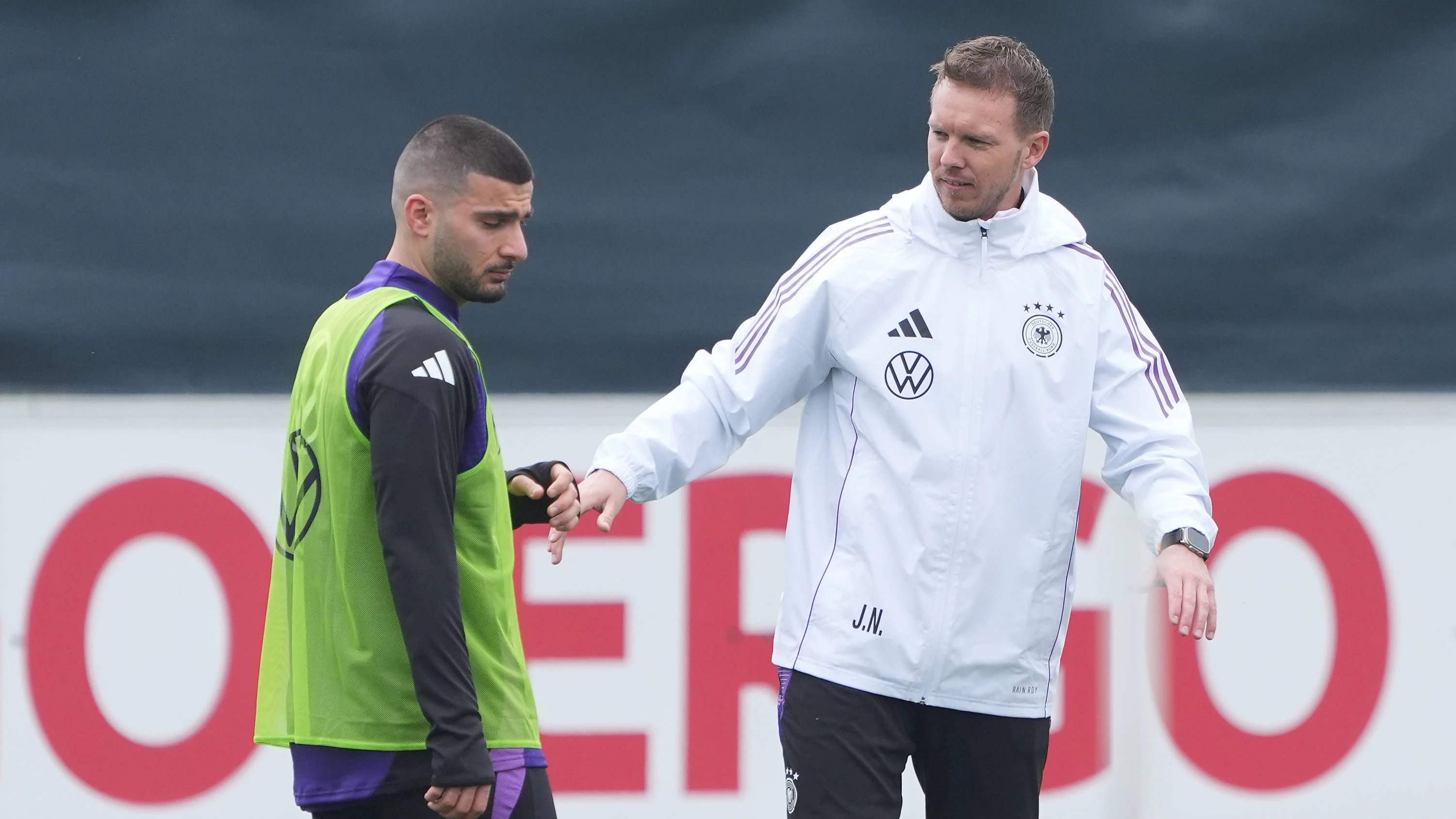 Bundestrainer Julian Nagelsmann Deutschland Germany mit Deniz Undav Deutschland Germany - Frankfurt 19.03.2024: Training der Nationalmannschaft *** National coach Julian Nagelsmann Germany Germany with Deniz Undav Germany Germany Frankfurt 19 03 2024 Training of the national team