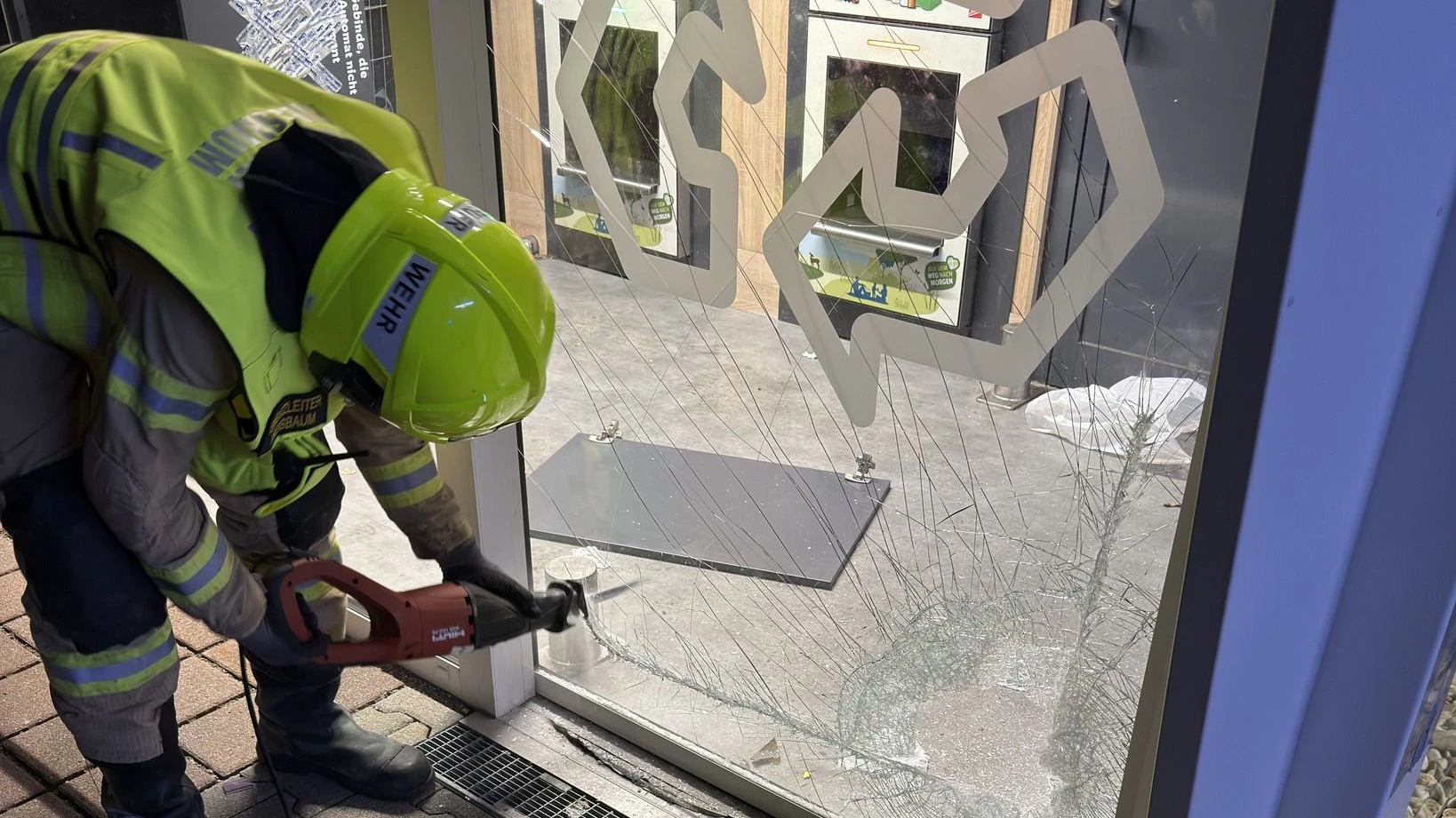 Bei einem Supermarkt in Pressbaum war ein Mann in einer Pfandrückgabebox eingeschlossen worden.