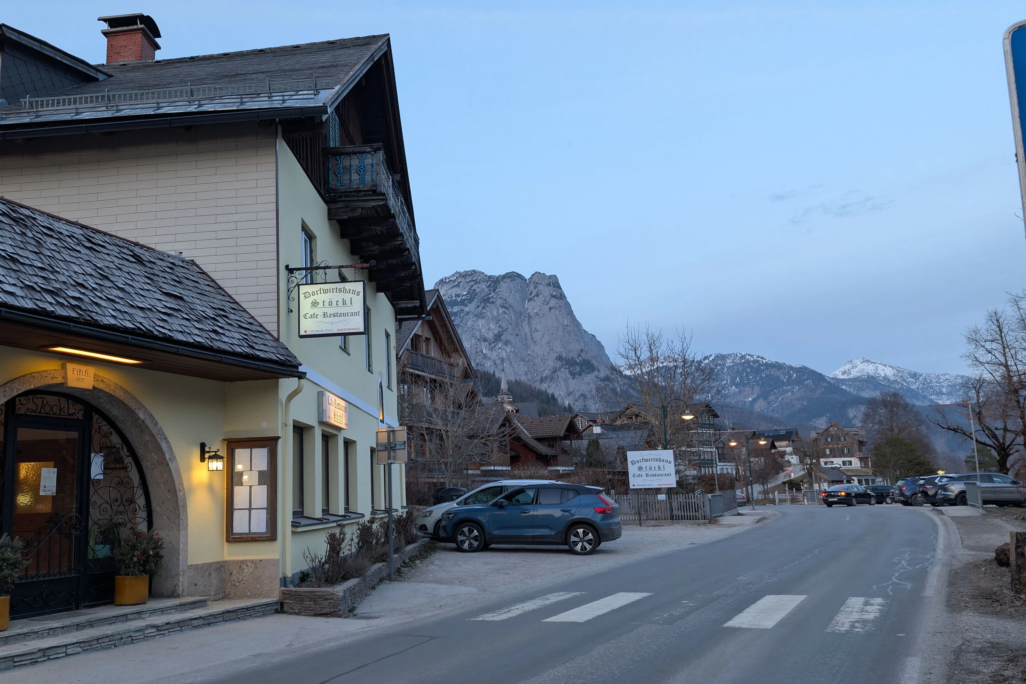 Der Zebrastreifen, der nicht nur einen schönen Blick hat, sondern auch Kellner, Teller und Gläser verteidigt