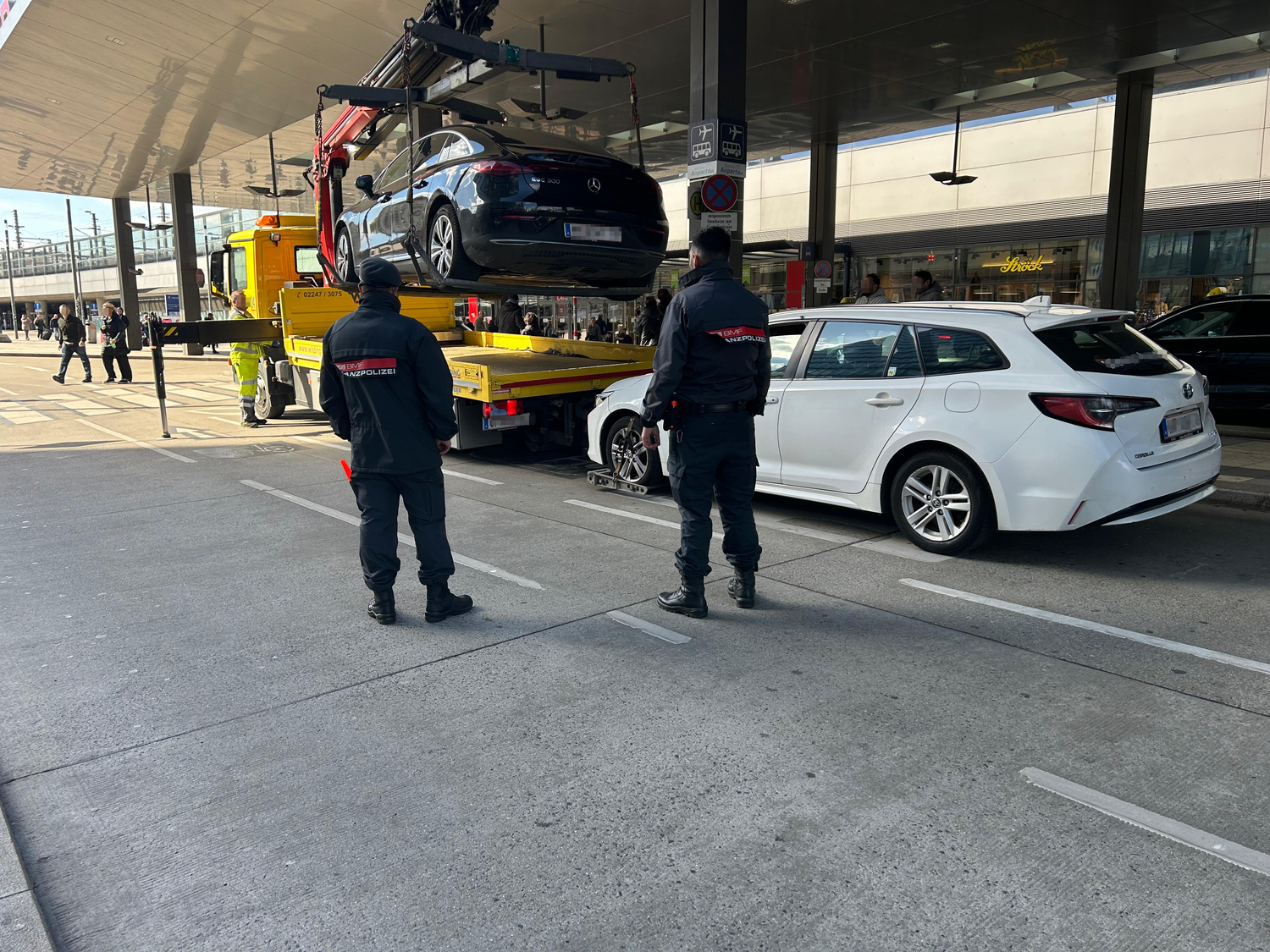 Hier wird ein Taxi von den Behörden mitgenommen.