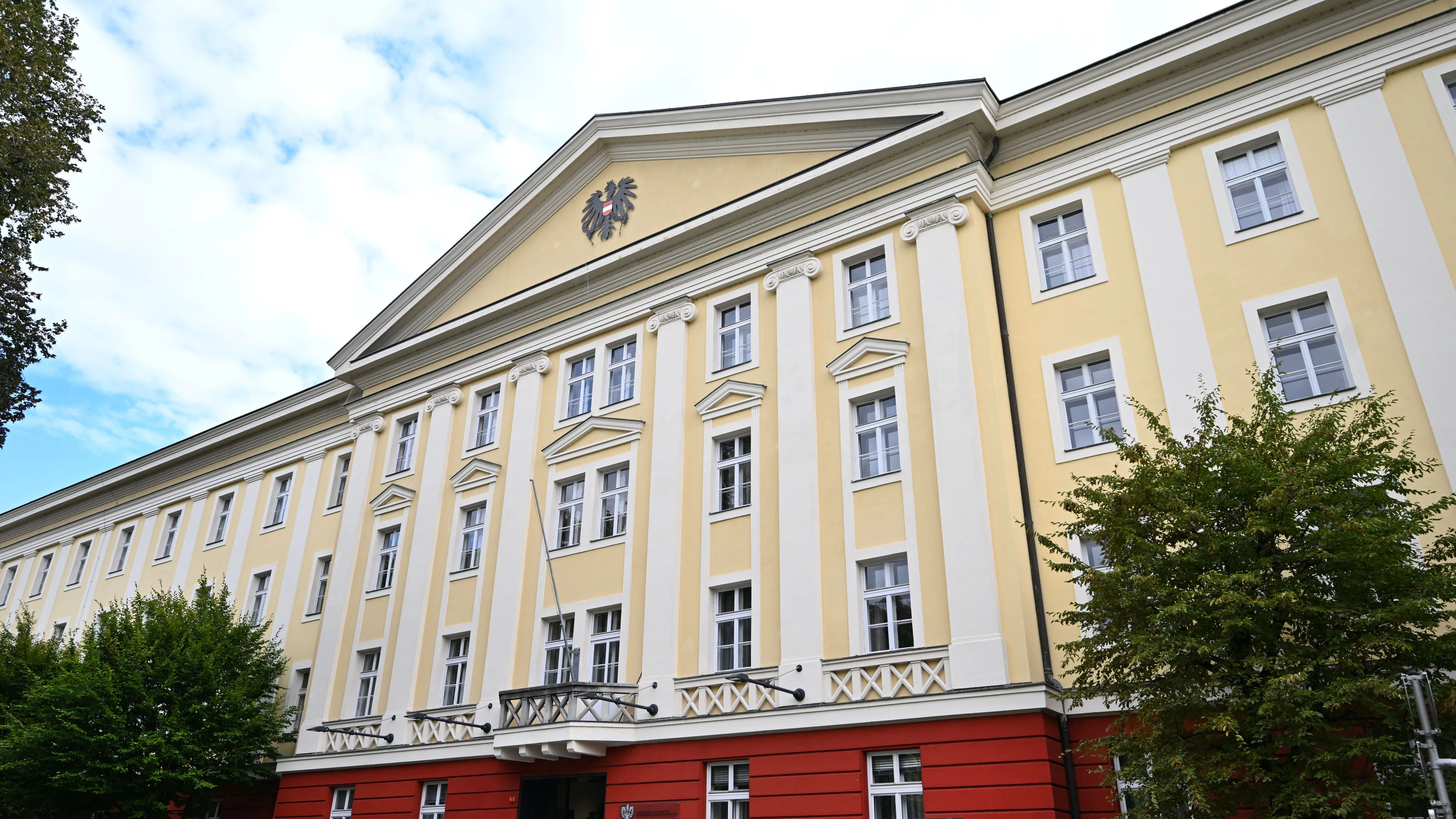 Heute.at - Money and gold! – Räuber prügeln Wirt bewusstlos