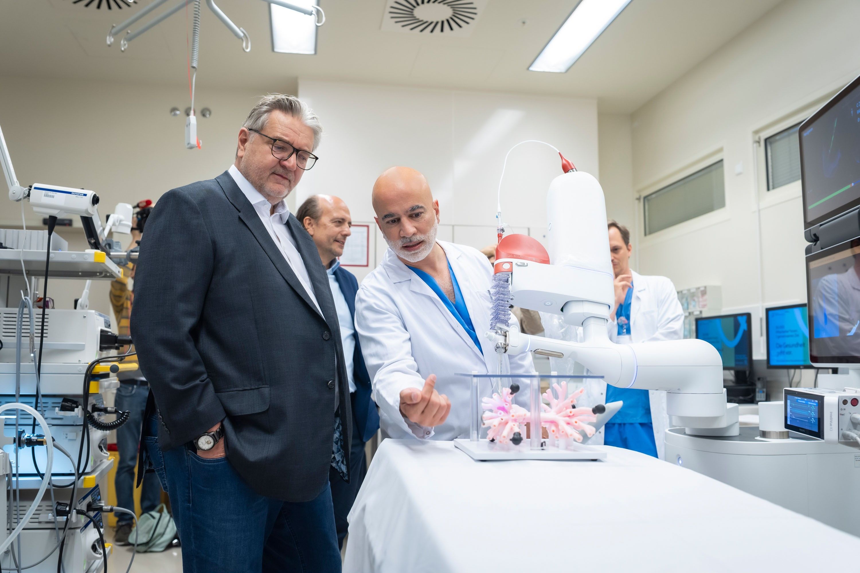 Arschang Valipour, Vorstand Pneumologie Klinik Floridsdorf erklärt Gesundheitsstadtrat Peter Hacker den neuen Roboter.