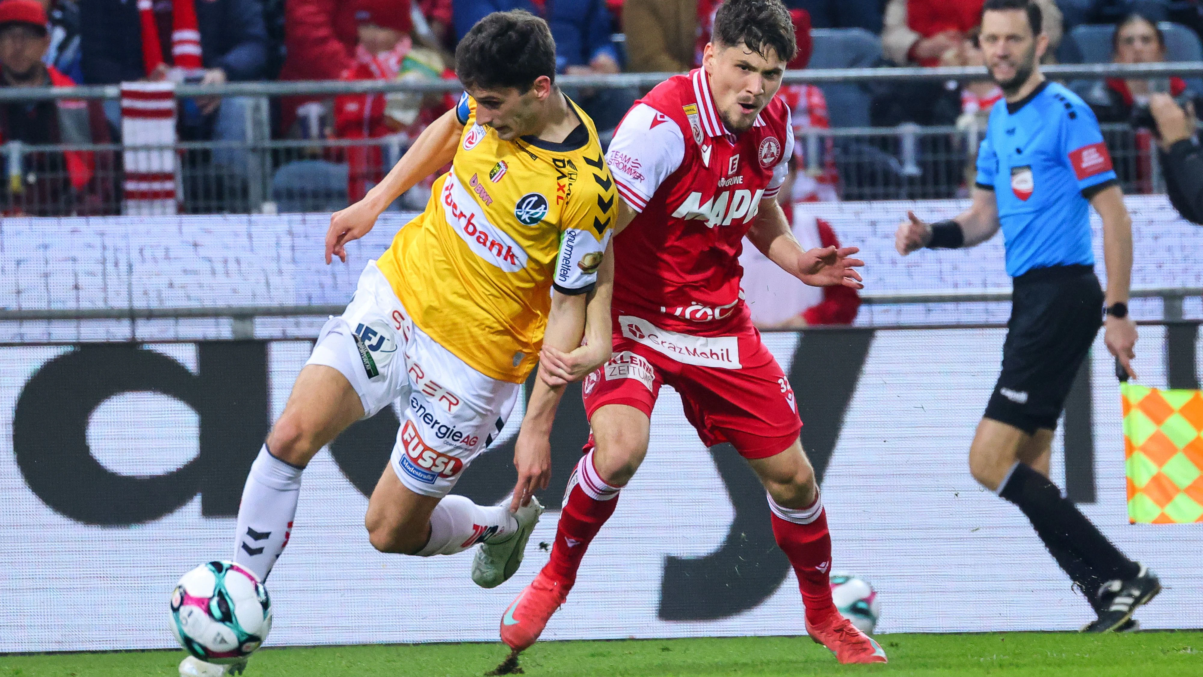 Ante Bajic (Ried) im Zweikampf mit Leon Klassen