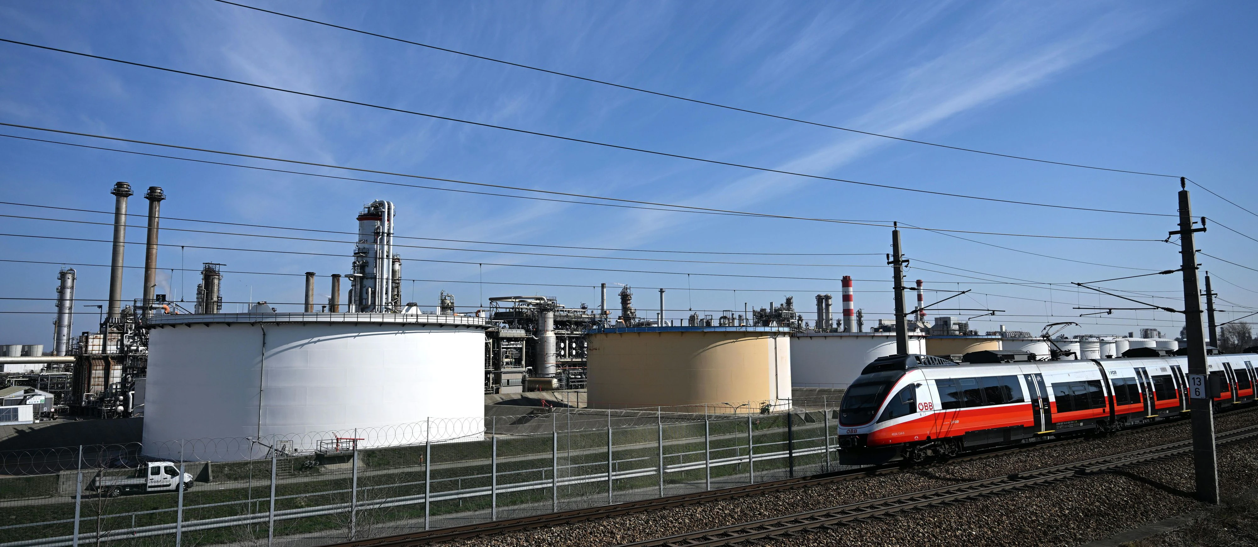 Wurde bewusst in unmittelbarer Nähe zum Flughafen Wien errichtet: Österreichs einzige Erdölraffinerie in Schwechat