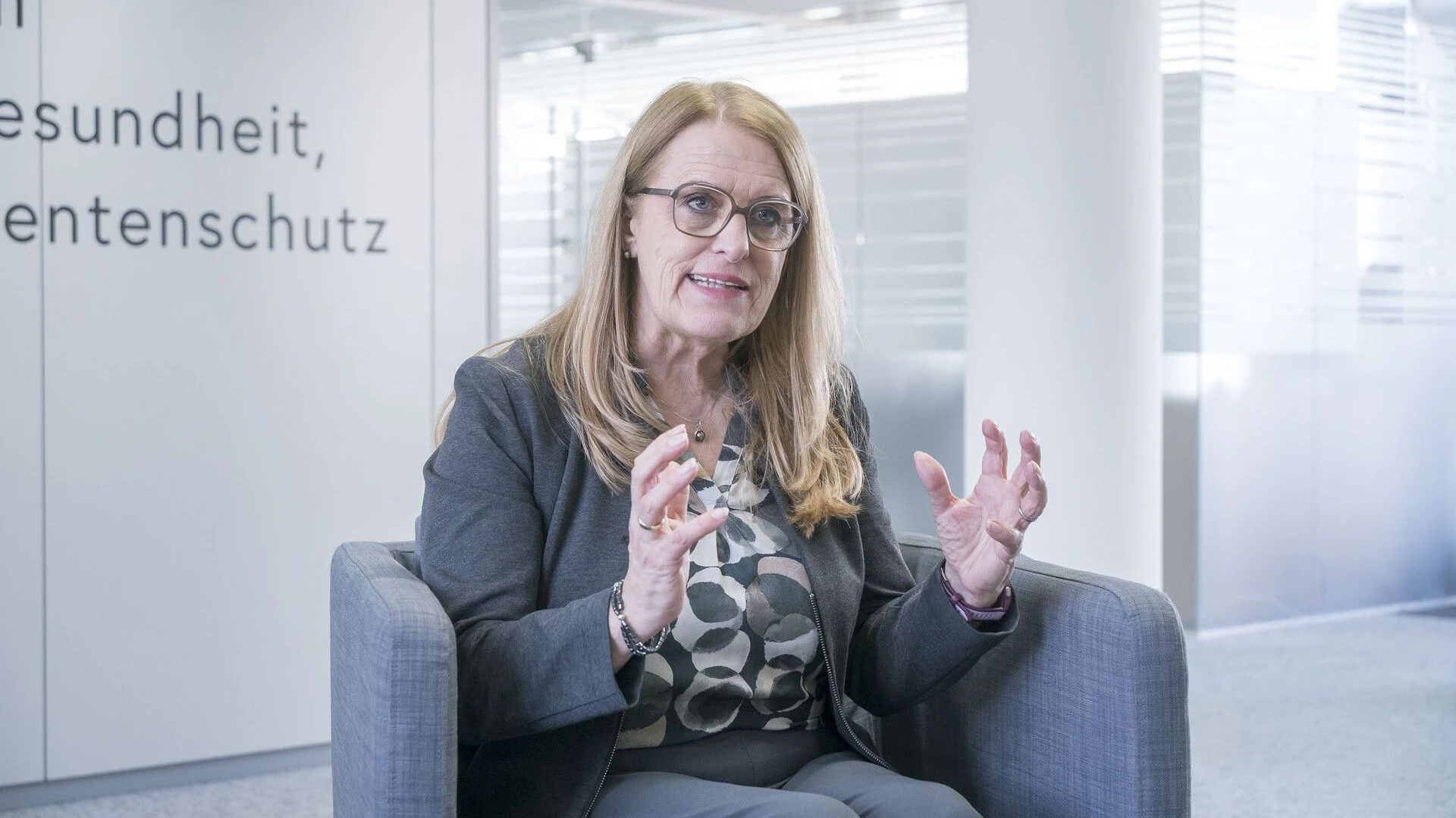 ... und dann verputz' ich ihn, wie der Kommissar Rex eine Wurstsemmel